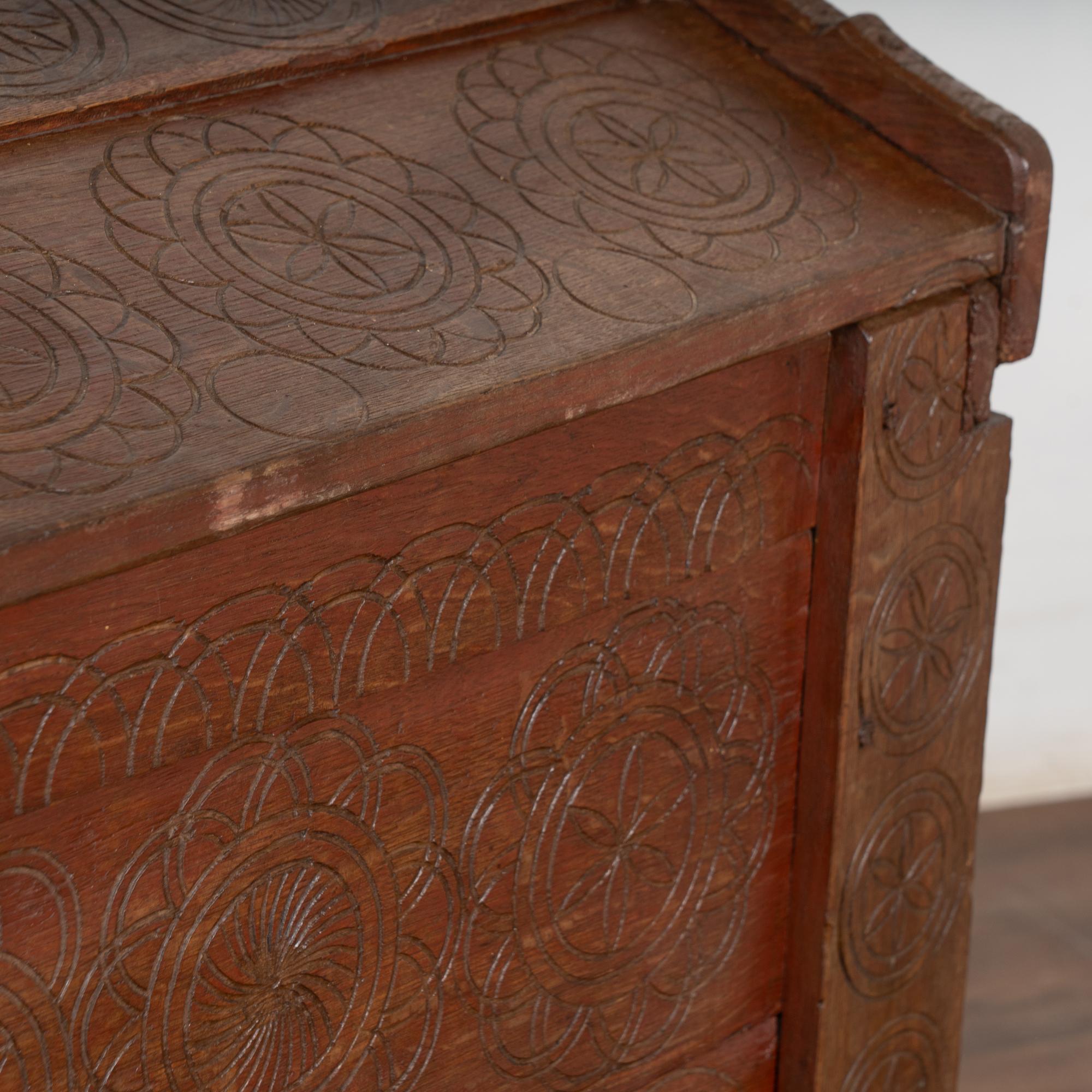 Baule a cupola in Oak del XIX secolo con dettagli intagliati dall'Ungheria in vendita 5