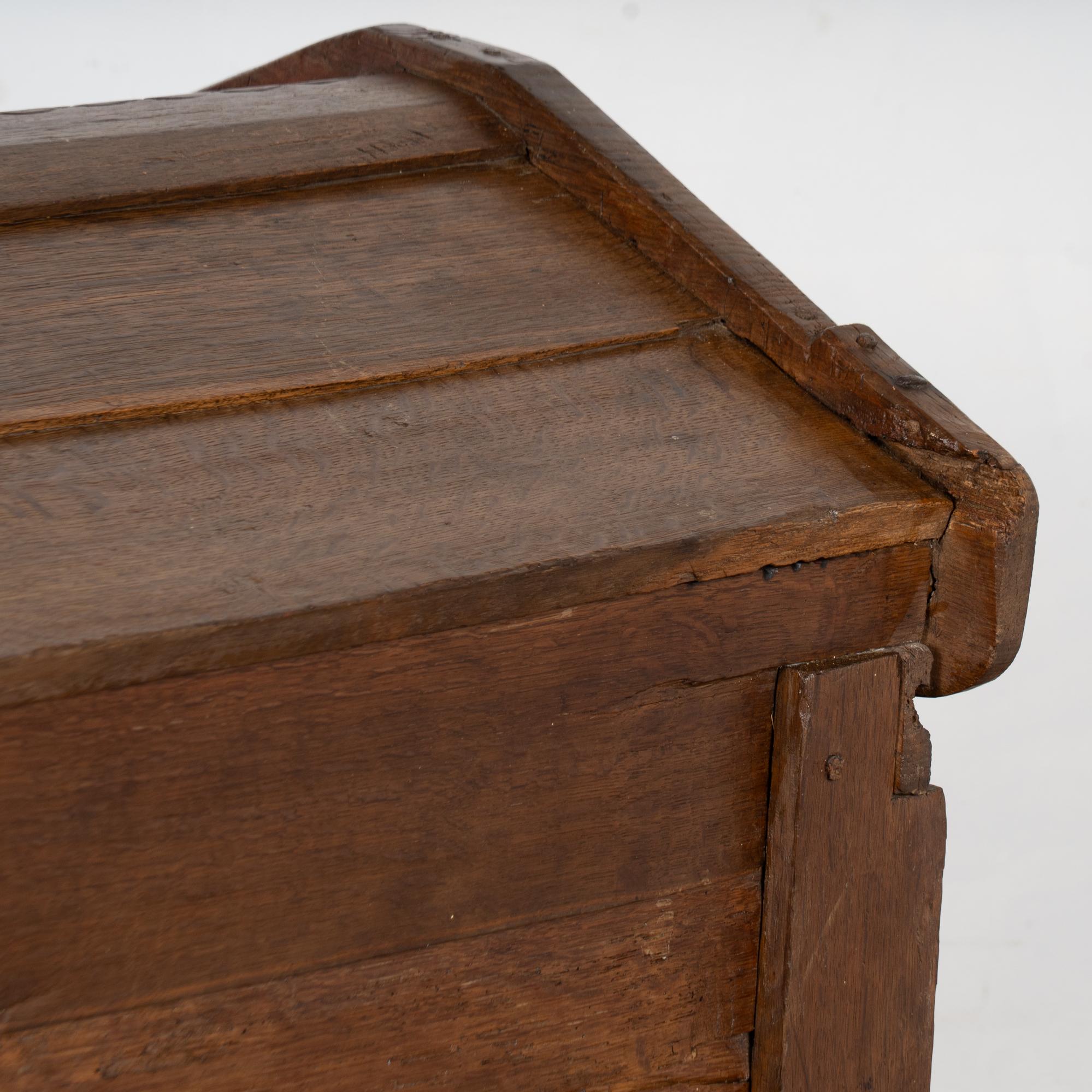 Baule a cupola in Oak del XIX secolo con dettagli intagliati dall'Ungheria in vendita 6
