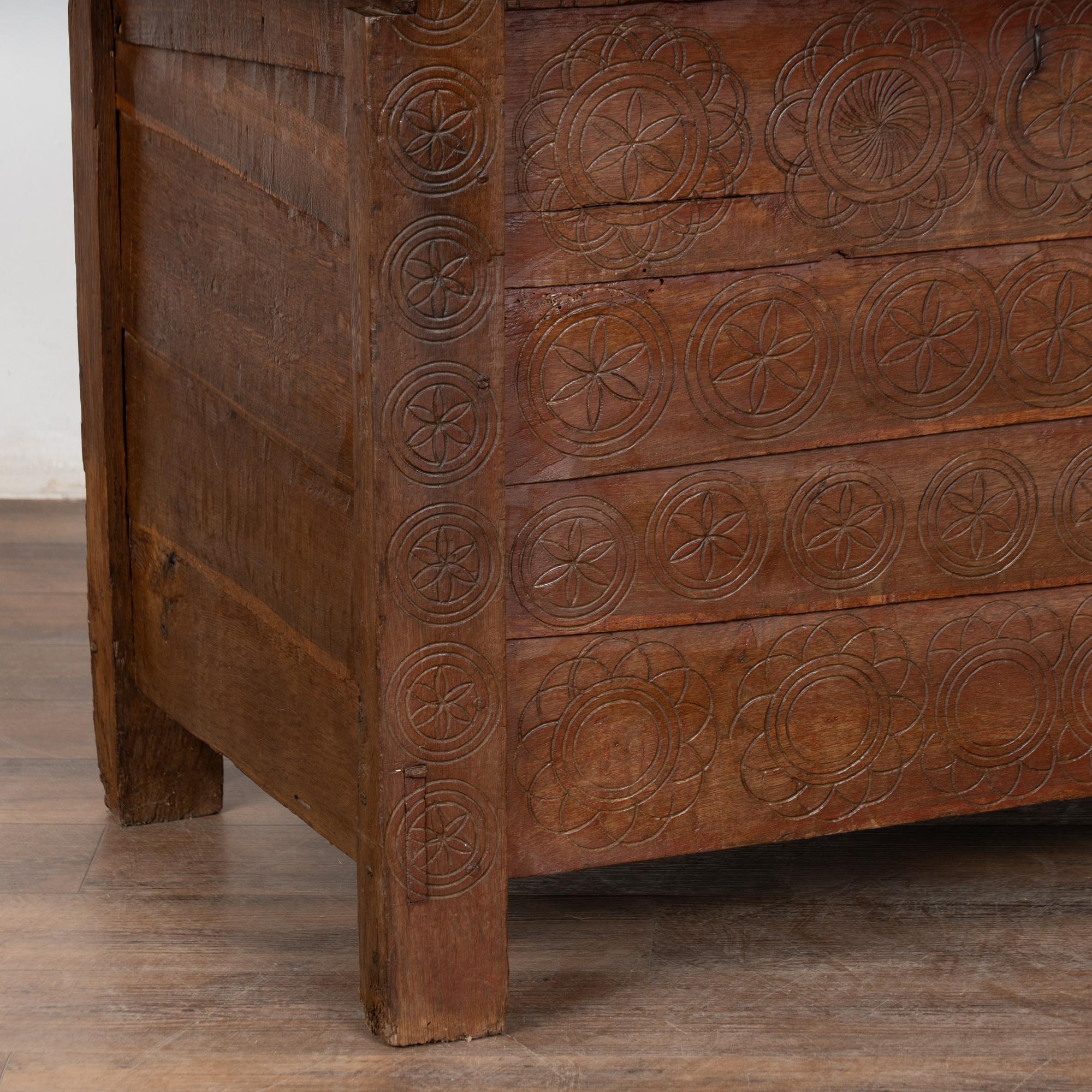 Baule a cupola in Oak del XIX secolo con dettagli intagliati dall'Ungheria in vendita 8