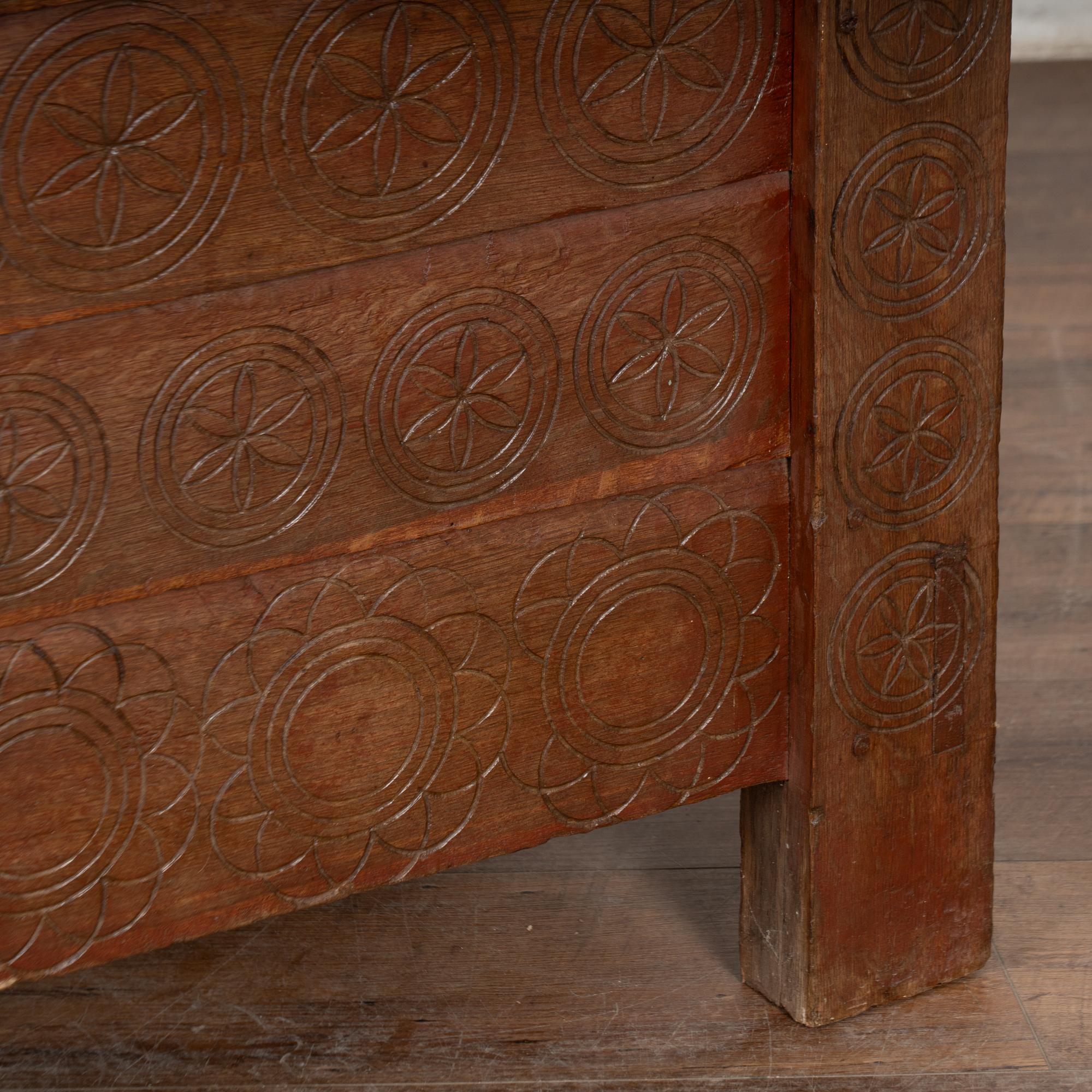 Baule a cupola in Oak del XIX secolo con dettagli intagliati dall'Ungheria in vendita 10
