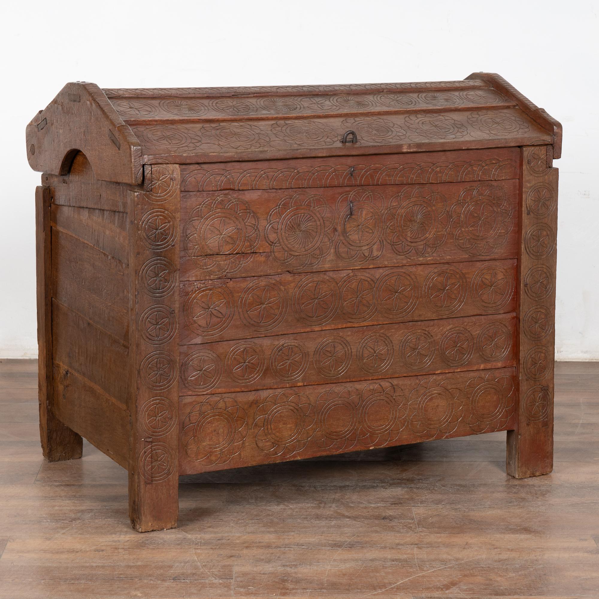 Baule a cupola in Oak del 1800 con dettagli tradizionali intagliati a mano, provenienti dall'Europa dell'Est. 
Restaurato e incerato, senza serratura. Come si vede nelle foto, l'intaglio si trova lungo il pannello frontale e la parte anteriore del