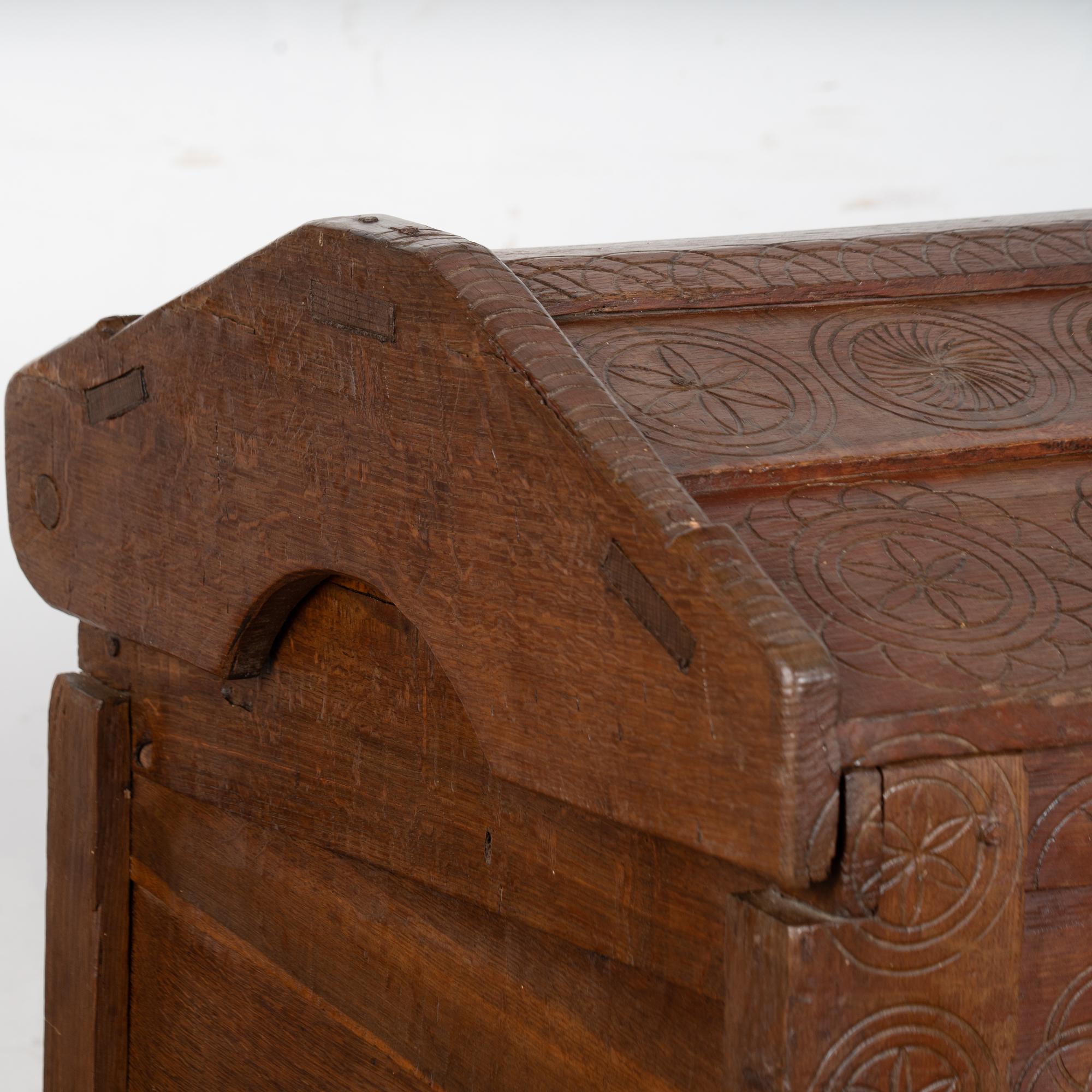 Quercia Baule a cupola in Oak del XIX secolo con dettagli intagliati dall'Ungheria in vendita