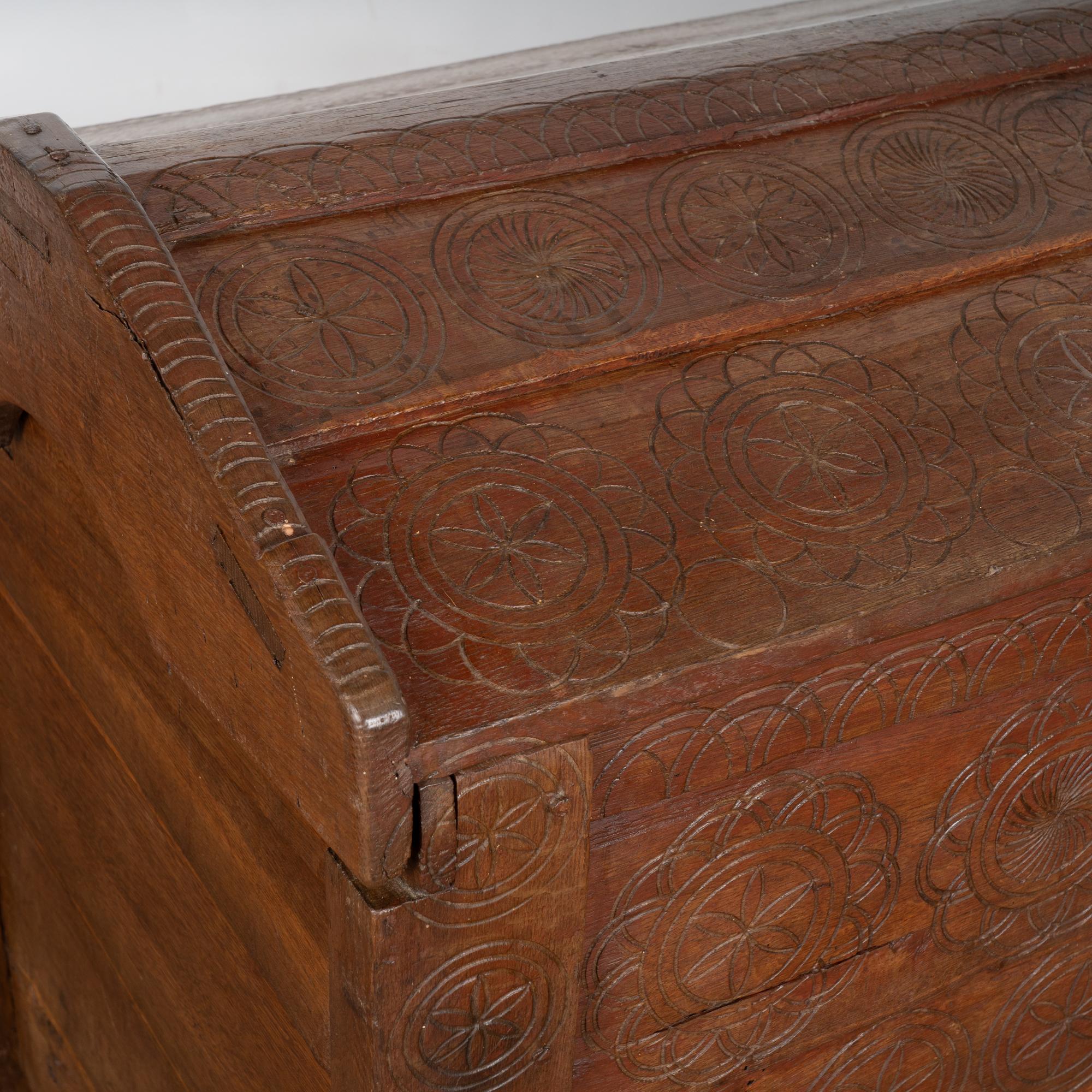 Baule a cupola in Oak del XIX secolo con dettagli intagliati dall'Ungheria in vendita 1