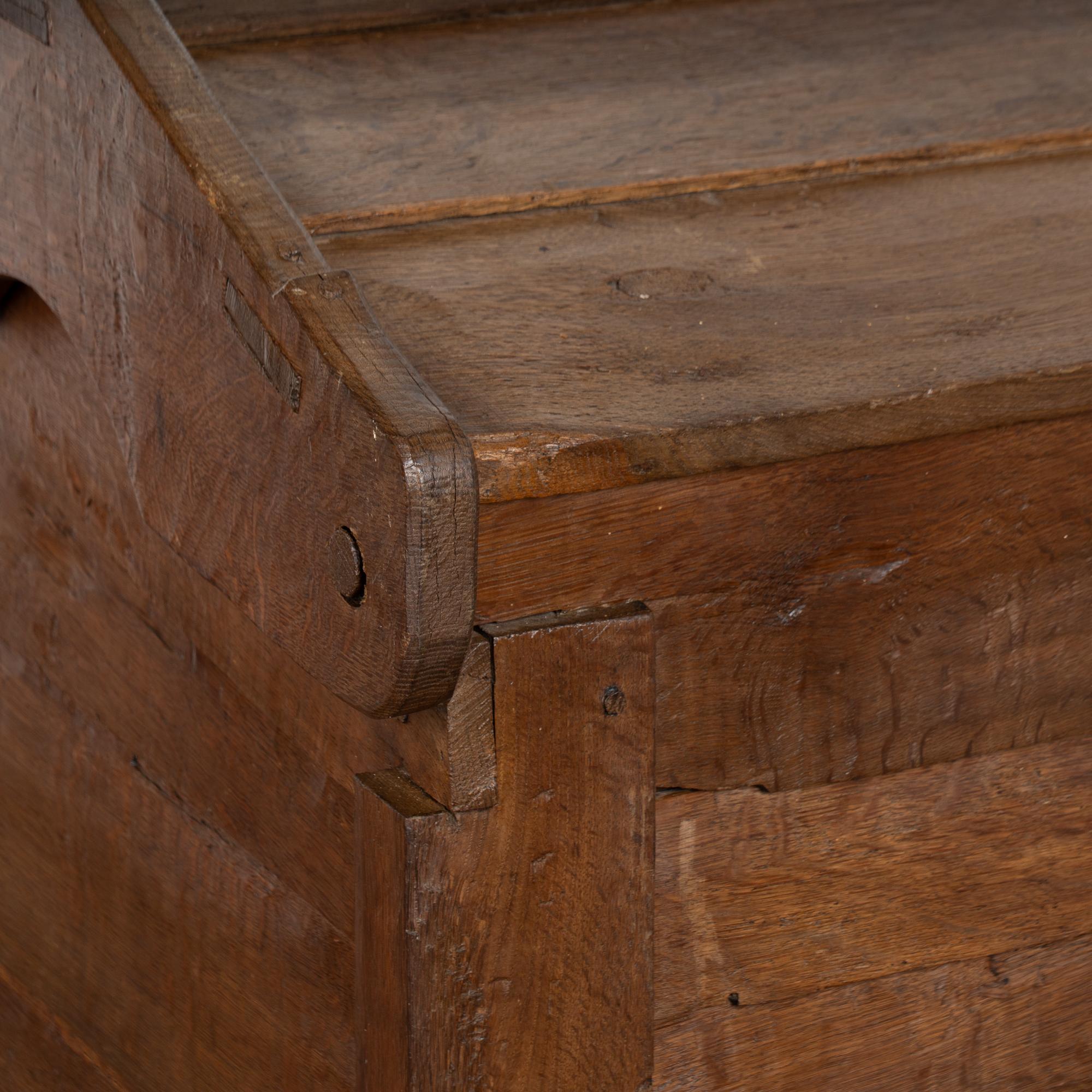 Baule a cupola in Oak del XIX secolo con dettagli intagliati dall'Ungheria in vendita 3