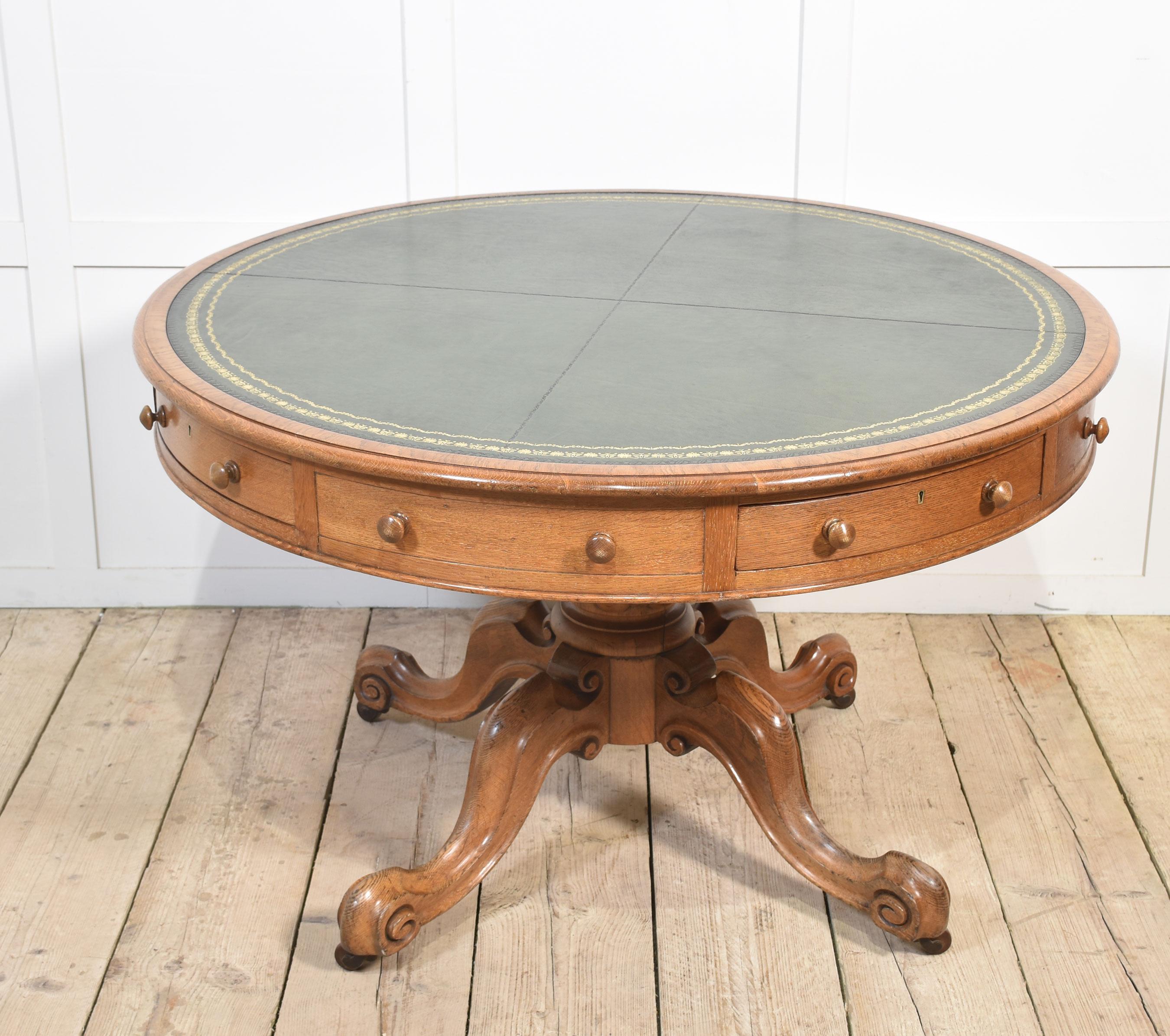 Tavolo a tamburo con piedistallo in Oak del XIX secolo. Il piano circolare con inserti in pelle verde lavorata. Sopra quattro cassetti di congelamento. Il tutto poggia su gambe cabriole con gambo tornito e intagliato a volute.
Dimensioni
Altezza 29