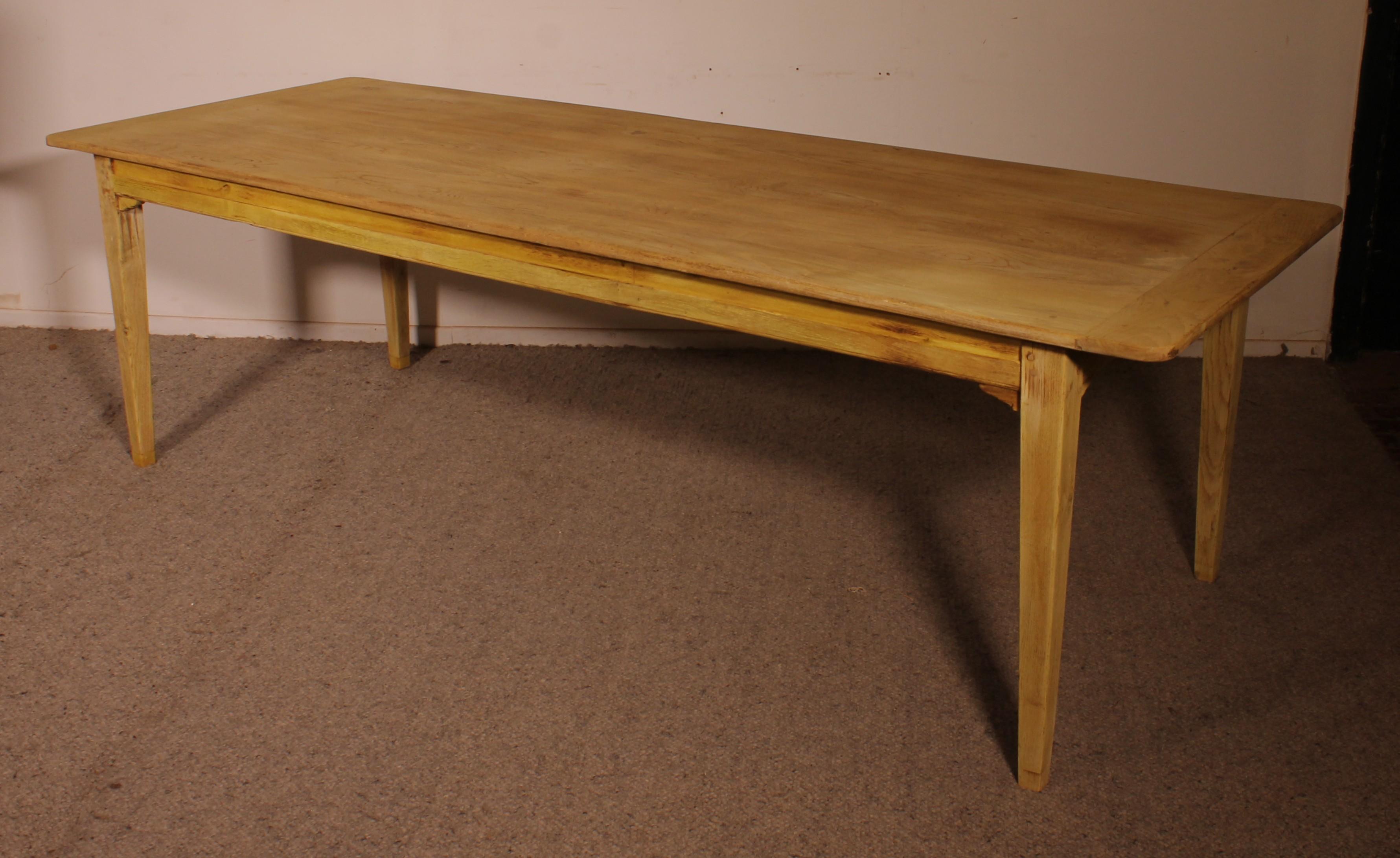 Superb 19th century French farm tableor refectory table in natural oak of 2.60m long and 93cm wide.

The table stands out by its beautiful proportions. Indeed, it is rare to find a period tables with a width of 93cm. Which is very pleasant for