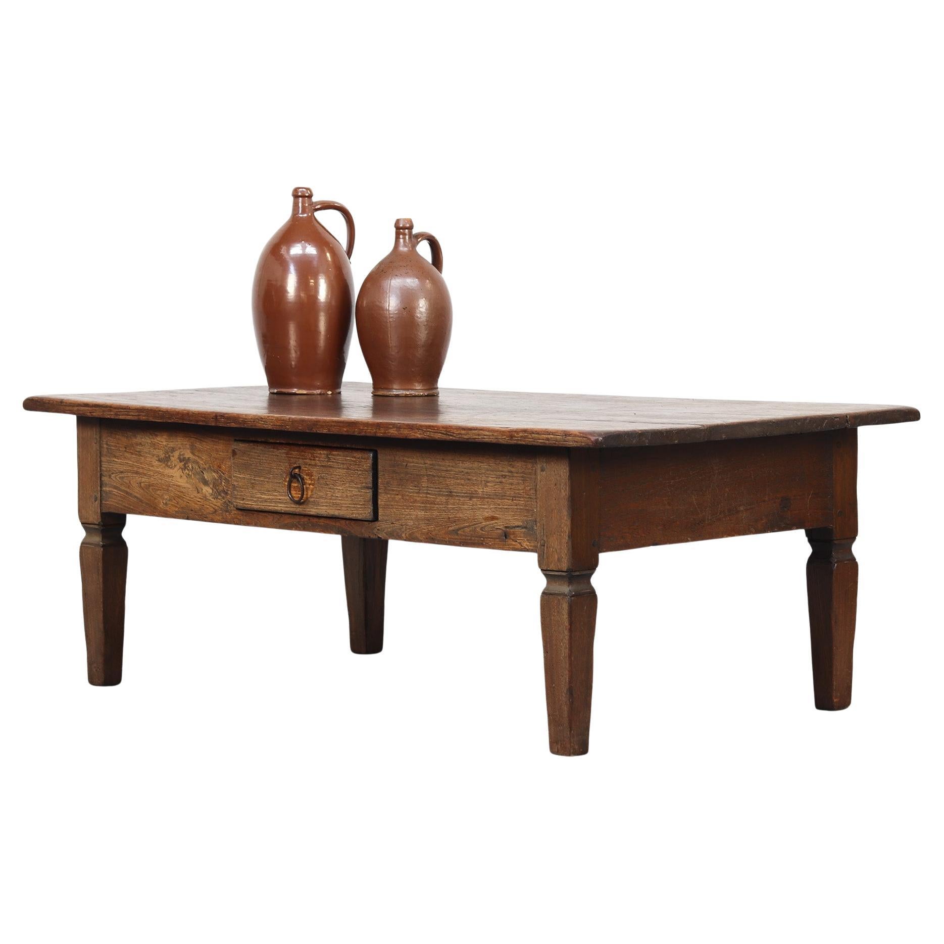 Mesa baja antigua de granja de roble del siglo XIX