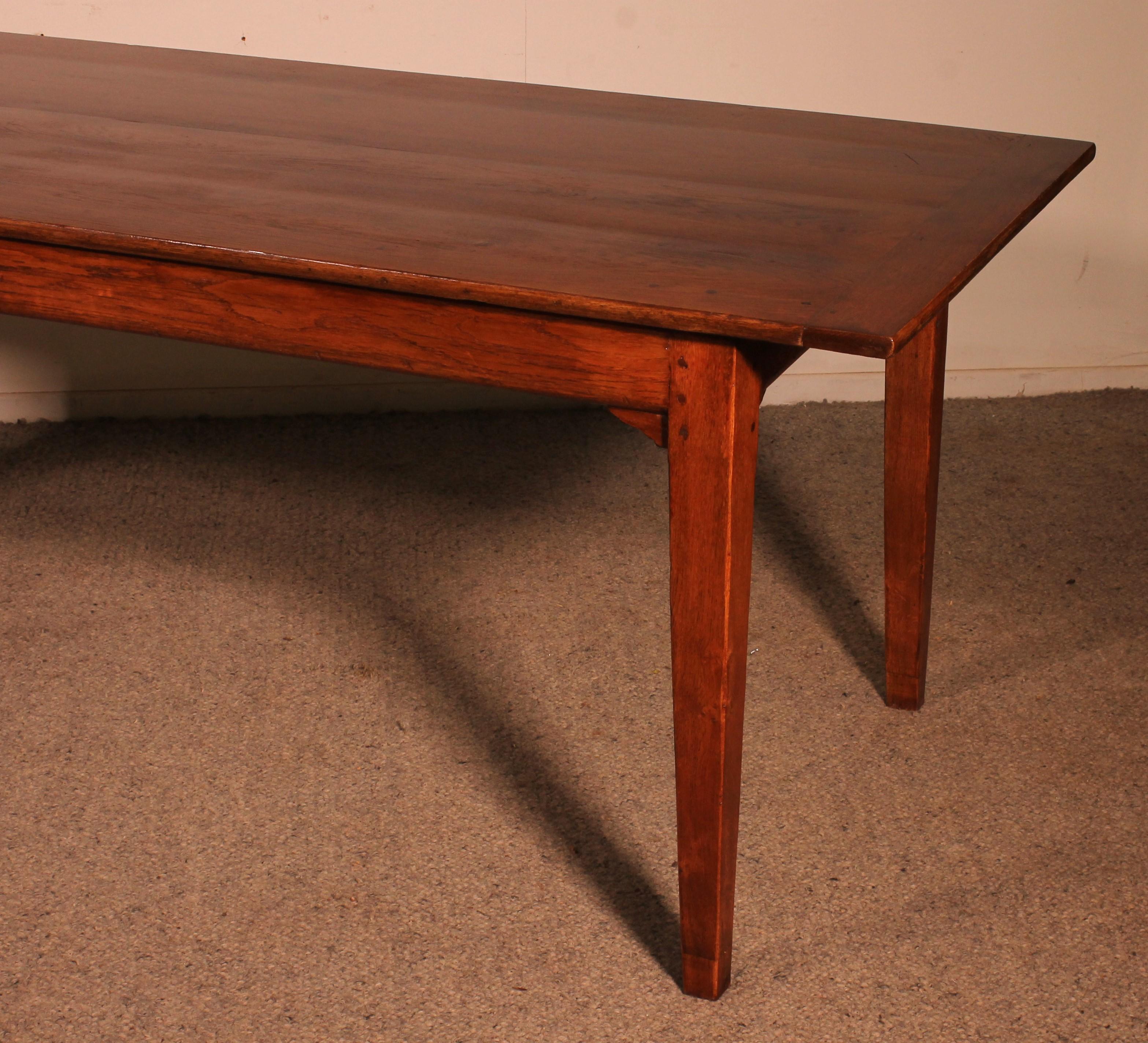 Superbe table de réfectoire du 19ème siècle en chêne de France de 2m de long et 86cm de large.

Très belle table avec une superbe patine
jambes droites

hauteur sous la ceinture de 65 cm, ce qui permet de s'asseoir confortablement.
En parfait état