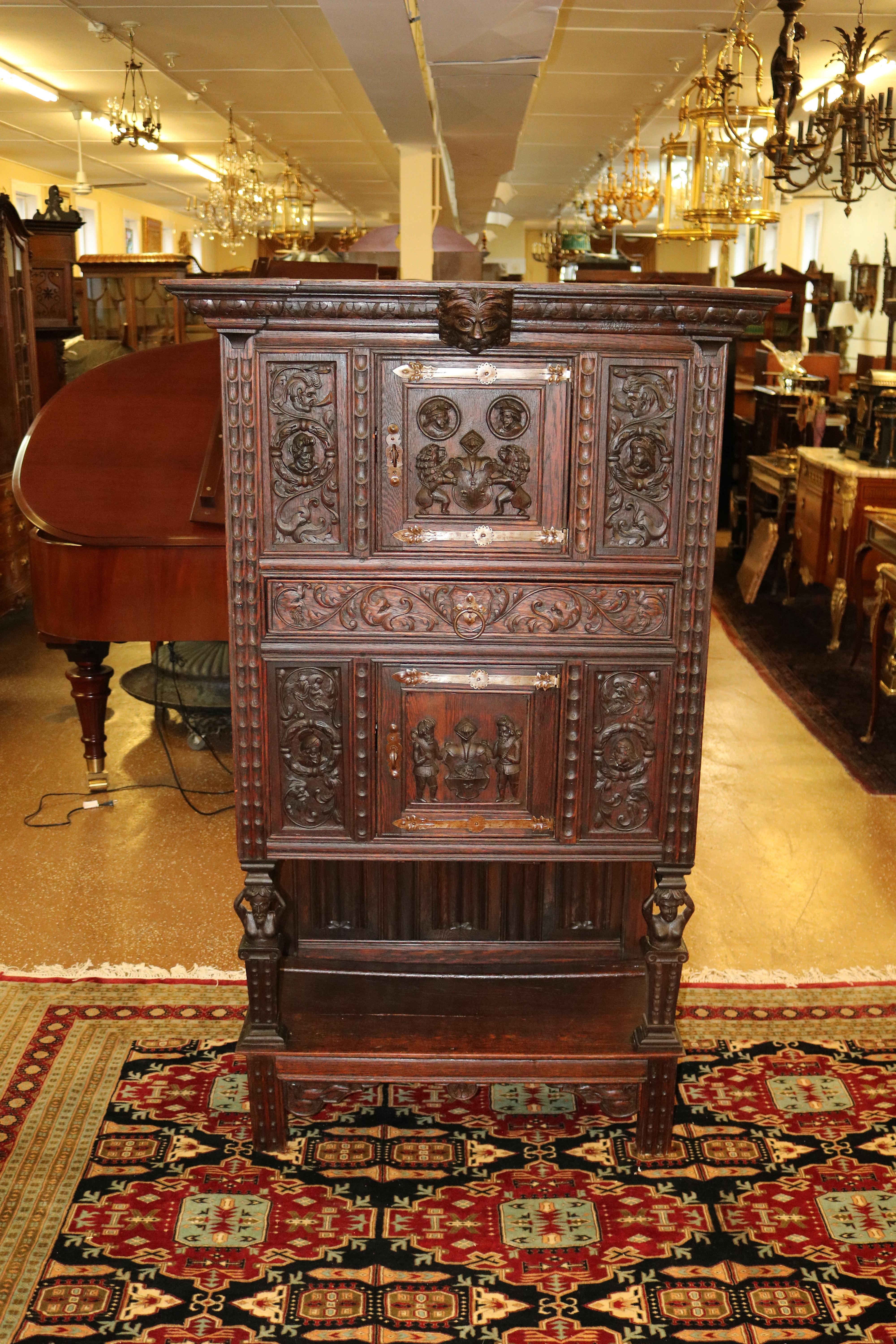 ​19th Century Oak French Brittany Cupboard Cabinet

Dimensions : 42