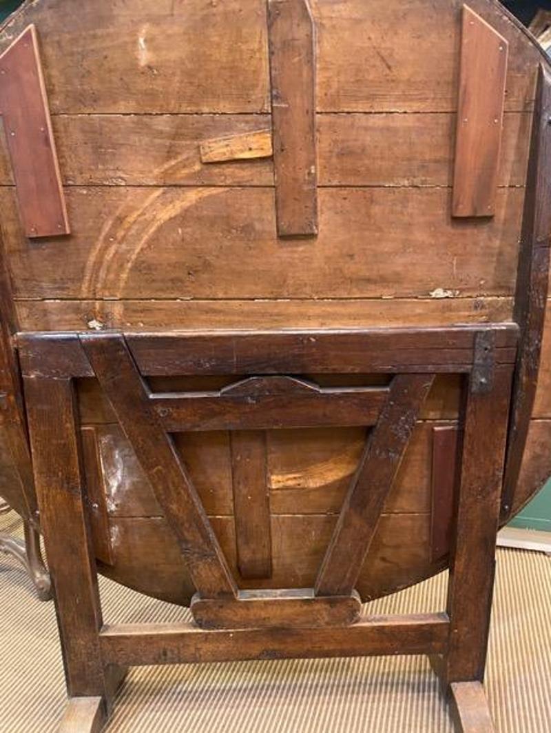 19th century oak French wine tasting tilt-top table. French Provincial style. Table shows some wear but is consistent with age and use. France, 1801-1900
Measures: 27.5