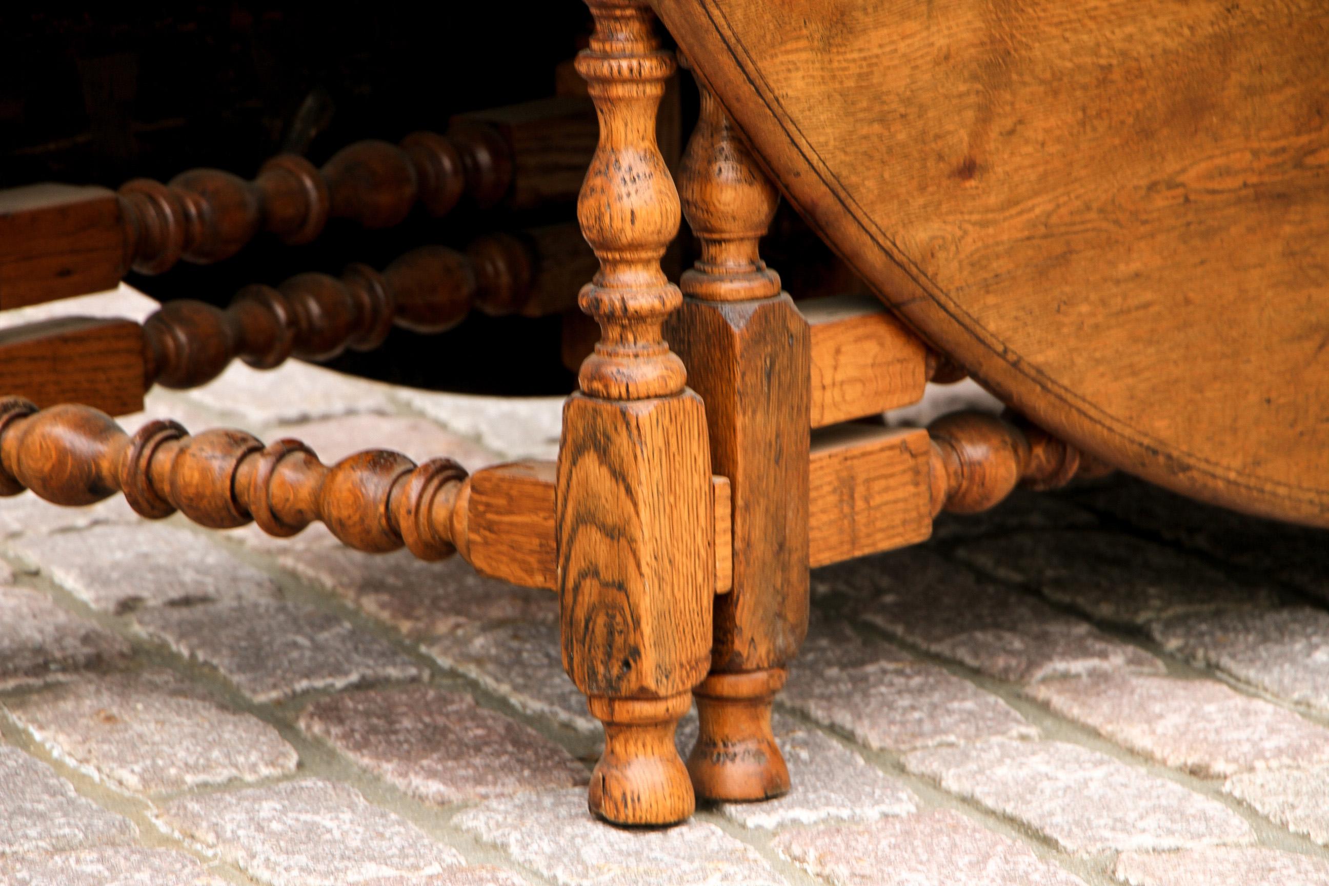 English 19th Century Oak Gate-Leg Drop-Leaf Table