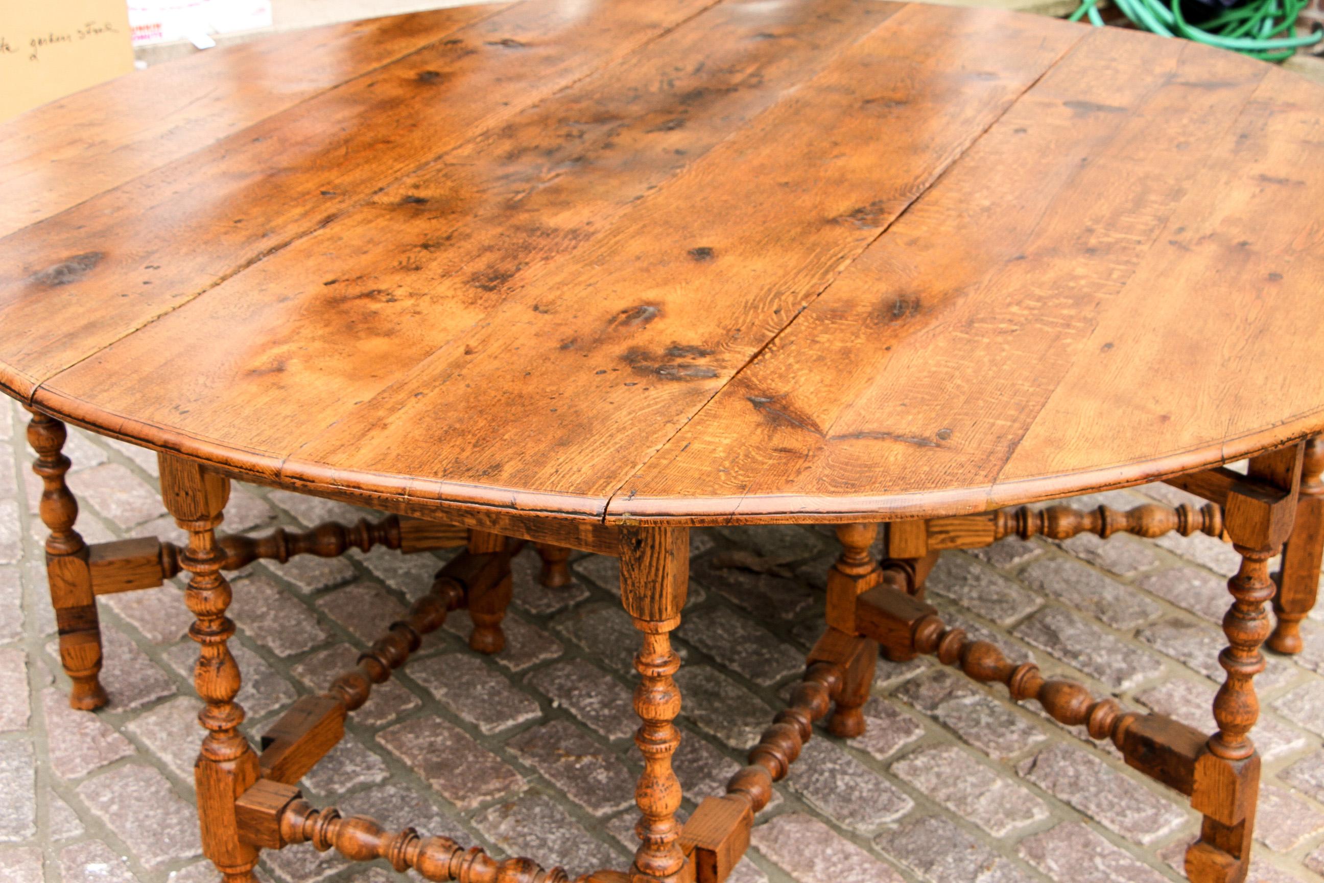19th Century Oak Gate-Leg Drop-Leaf Table In Good Condition In Bridgeport, CT