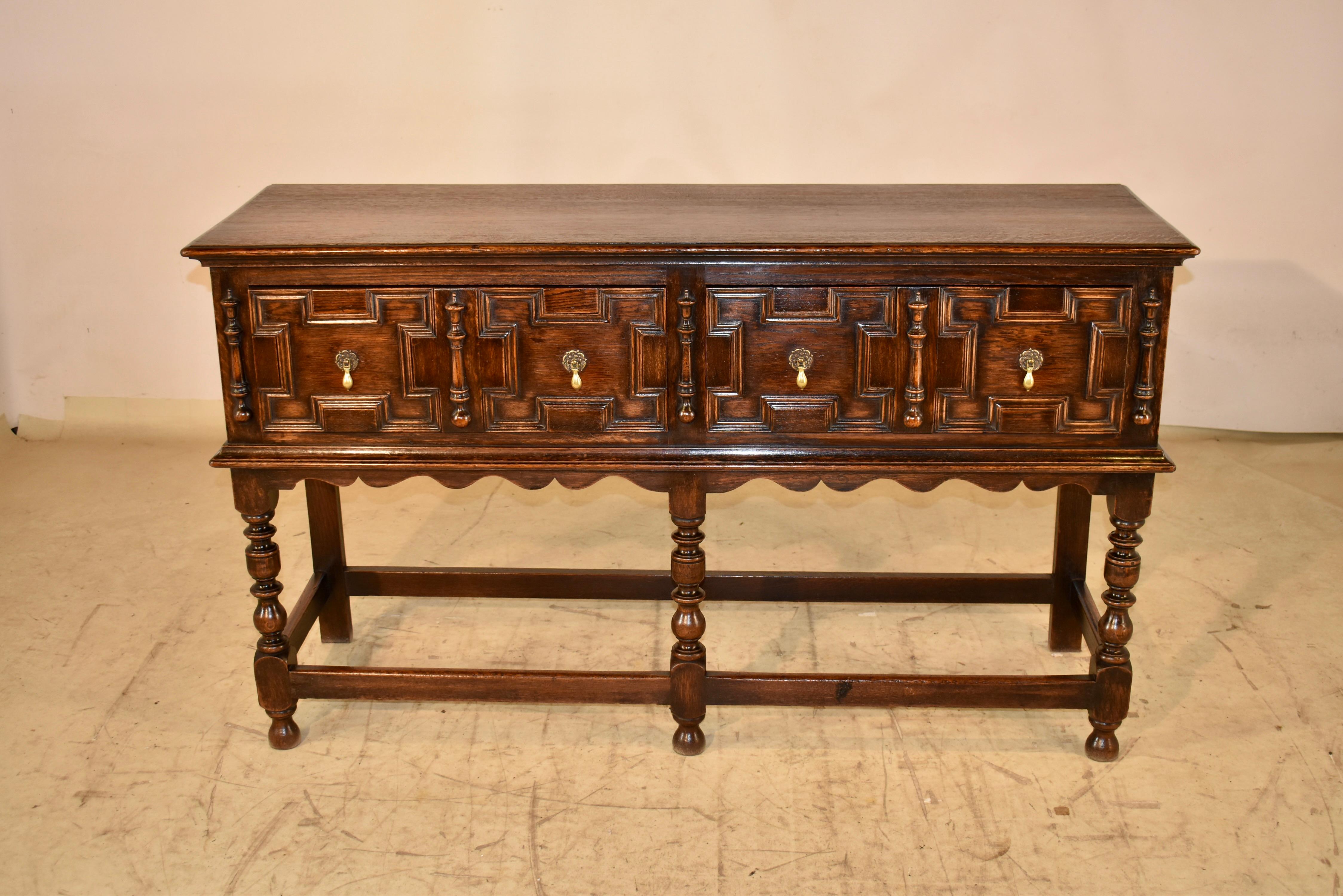 Credenza geometrica in rovere in stile giacobino del XIX secolo proveniente dall'Inghilterra.  

Il piano è composto da tre tavole e presenta bordi smussati, mentre i lati sono semplici e presentano bordi sagomati nella parte inferiore.  La parte