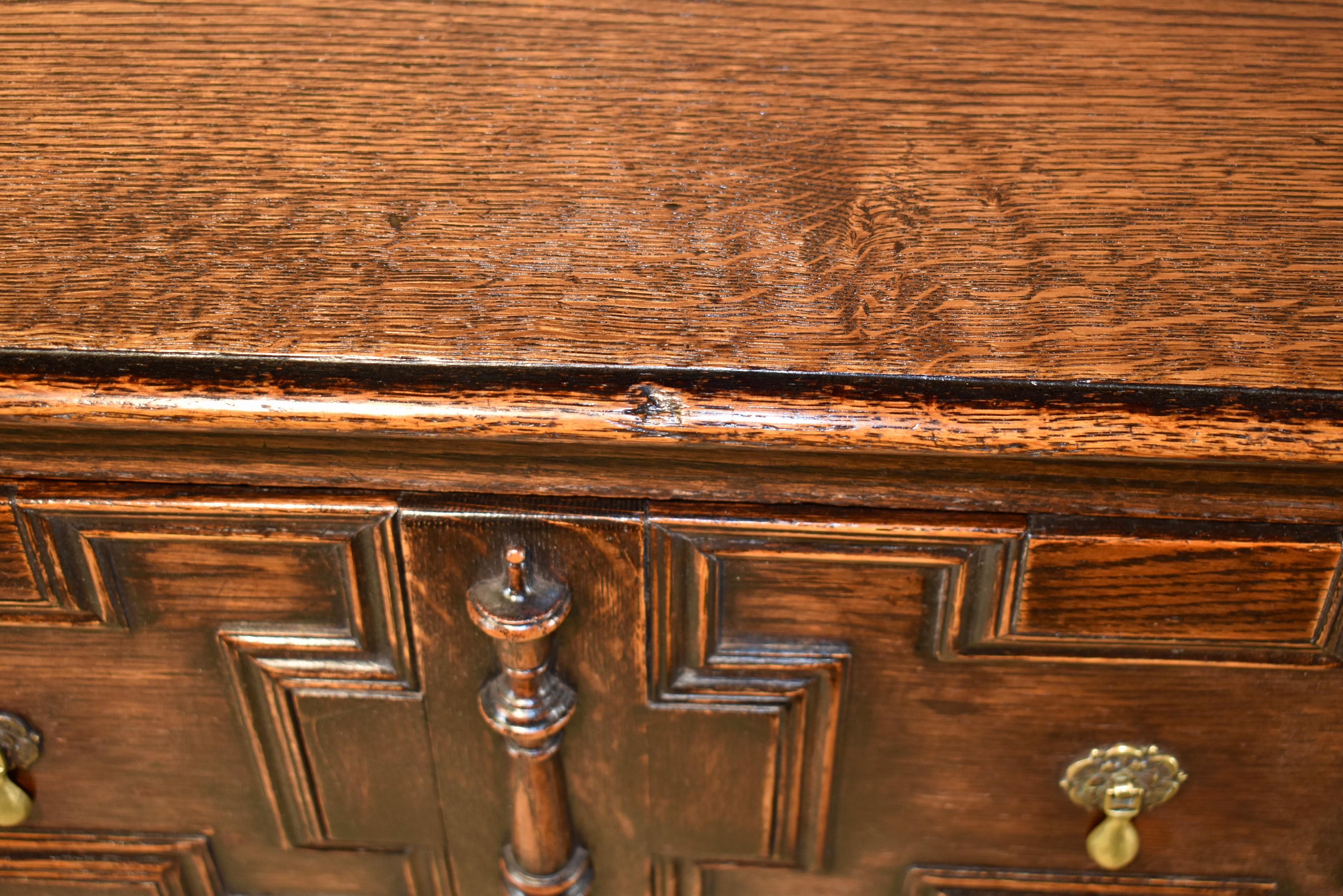 Credenza geometrica in Oak del XIX secolo dall'Inghilterra in vendita 2