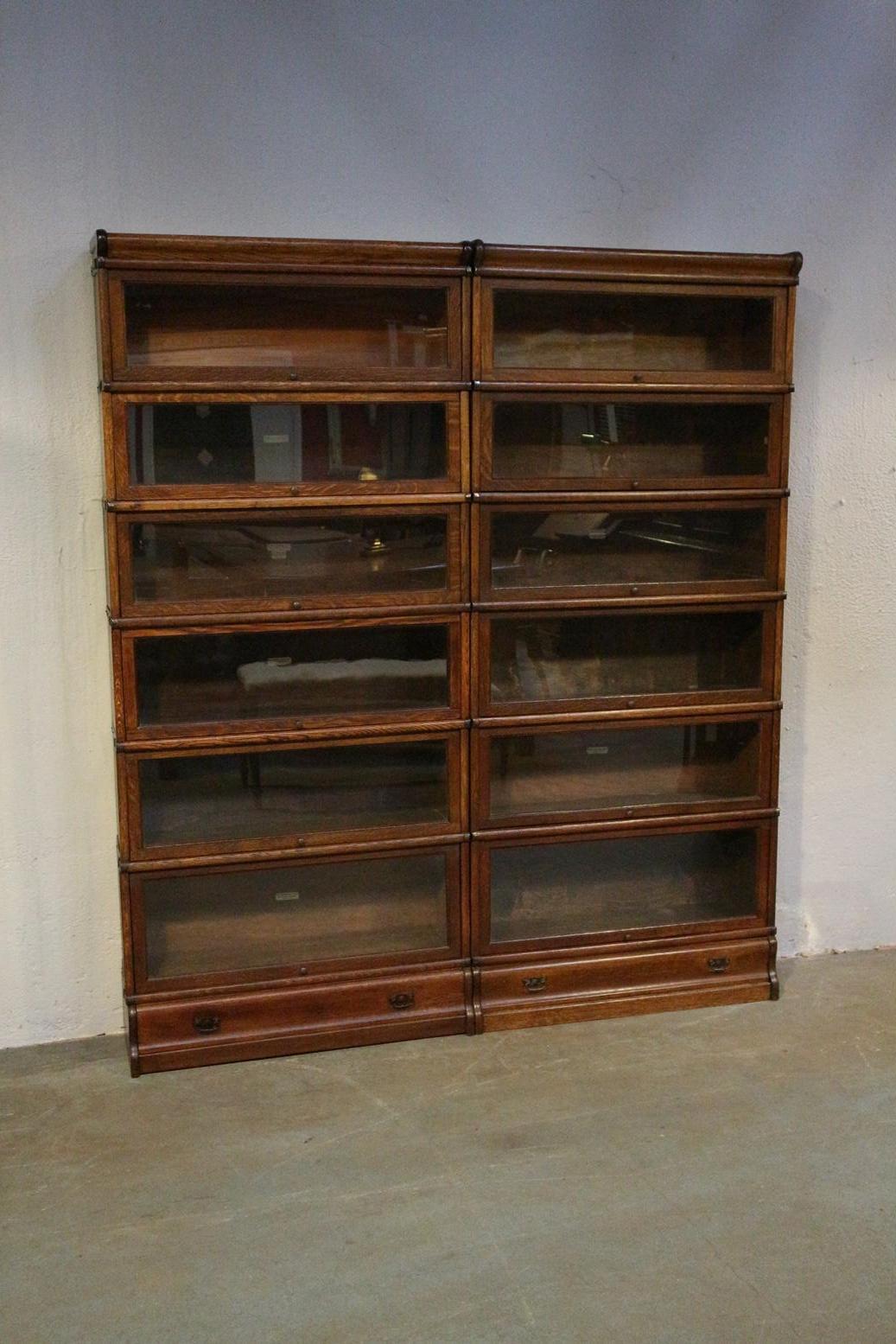 Oak globe Wernicke bookcase in very good and original condition. The cabinet consists of 12 stackable parts with 2 feet with drawers and 2 caps.
Origin: England
Period: Approximate 1895-1910
Size: Br 173 cm, D 24 cm, H 198 cm.