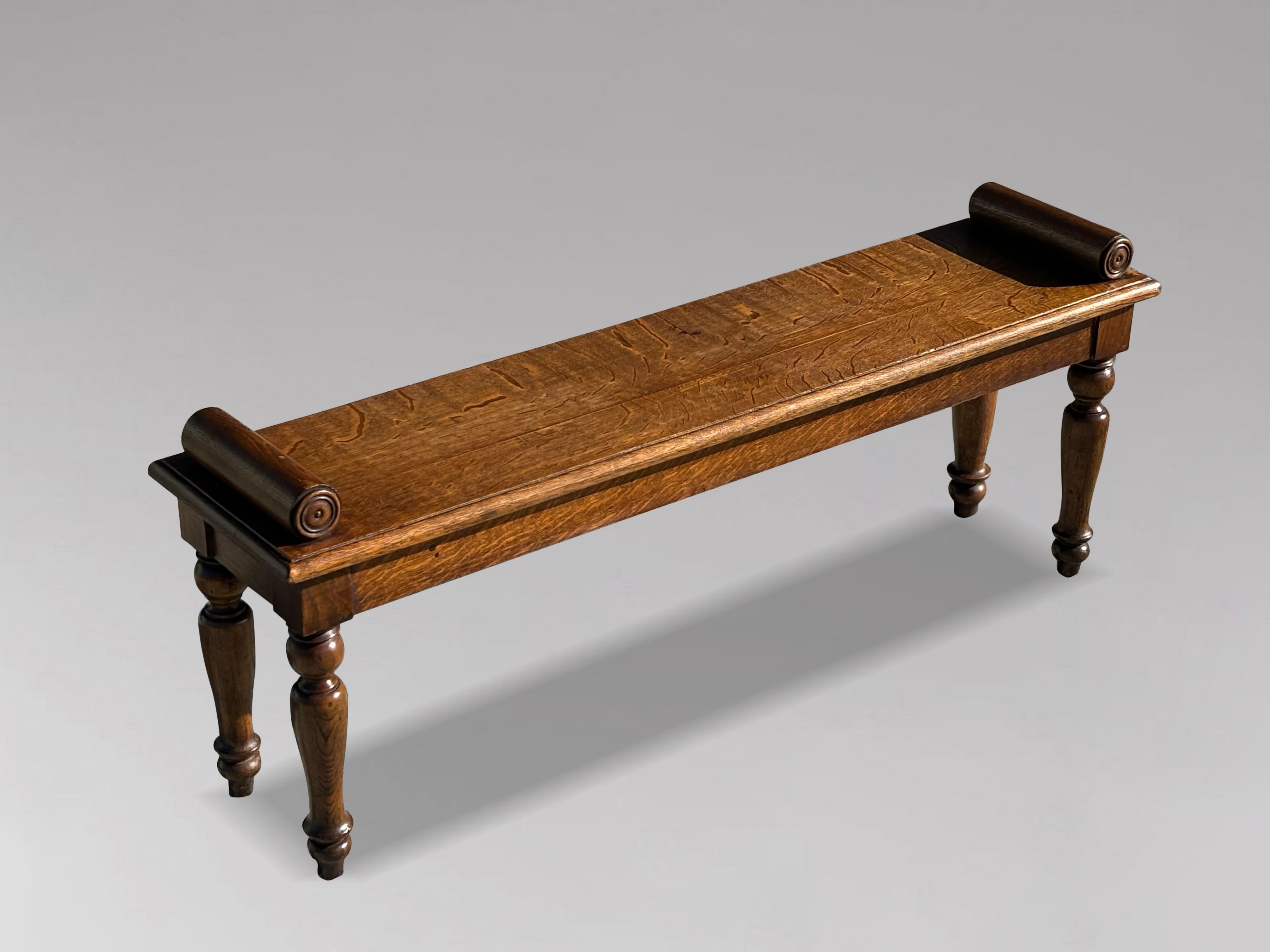 Diese schöne Dielenbank oder Fensterbank aus Eiche aus dem 19. Jahrhundert ist sowohl praktisch als auch charmant. Dieser um 1840 gefertigte Sitz aus massiver Eiche verfügt über gedrechselte Bolster und eine massive, geformte Platte, die von