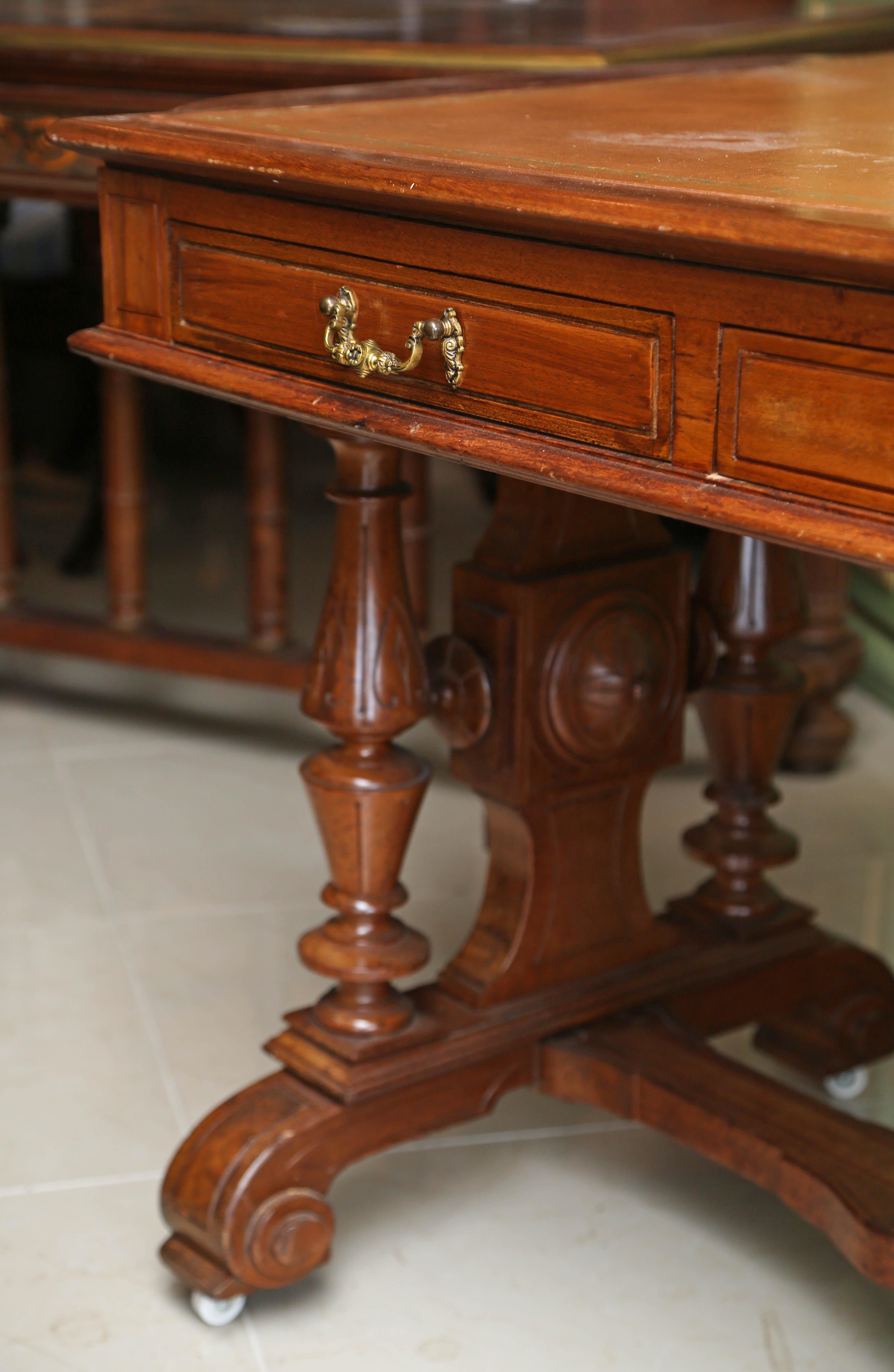 American oak partners desk leather top east lake style brass handles. This is a very nice excellent condition solid oak partners desk with a brown leather top with gold tooling to the outside.
It sits on large turned bulbous legs finally