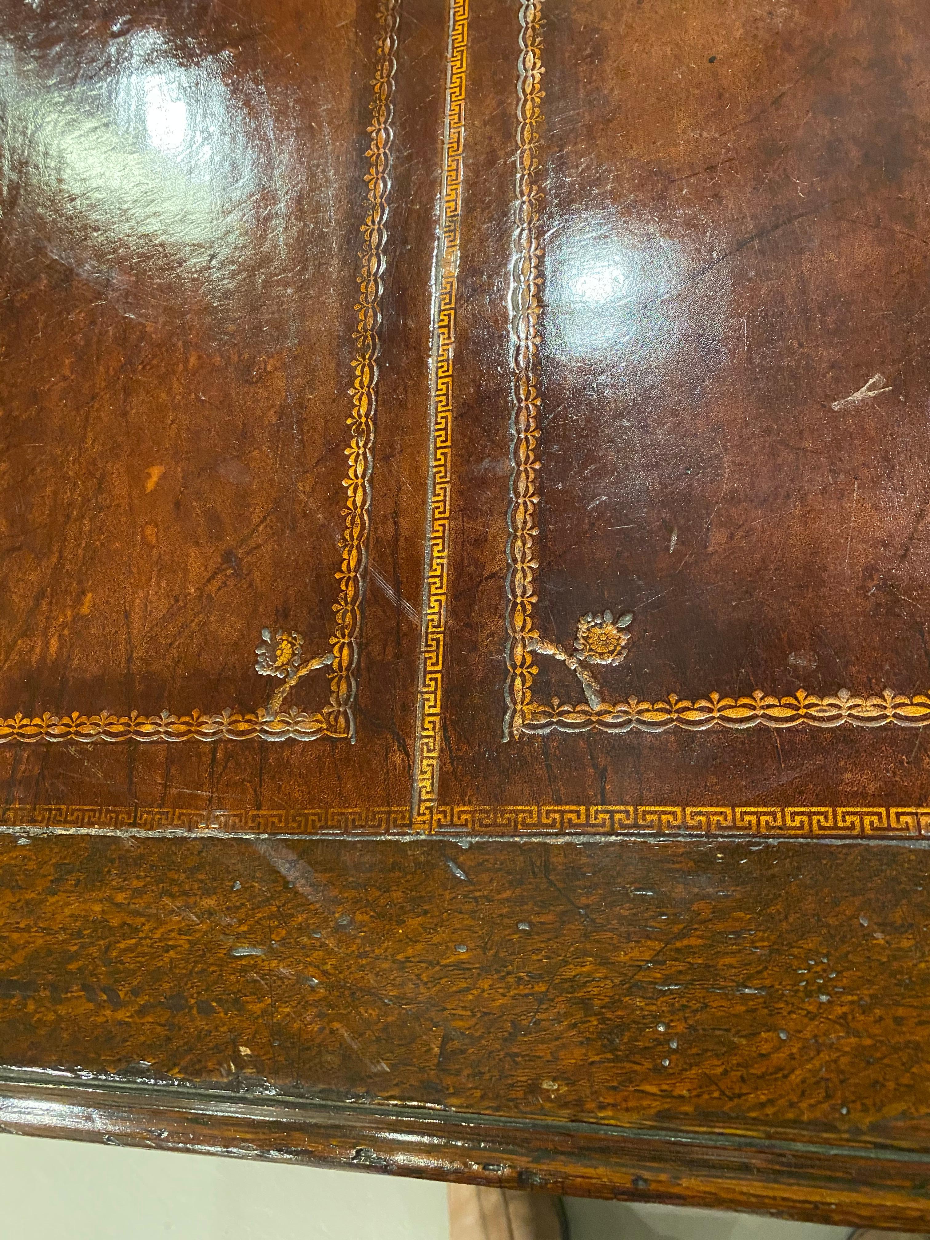 Bureau partenaire en chêne du 19ème siècle, surface d'écriture en cuir, quincaillerie en laiton en vente 5