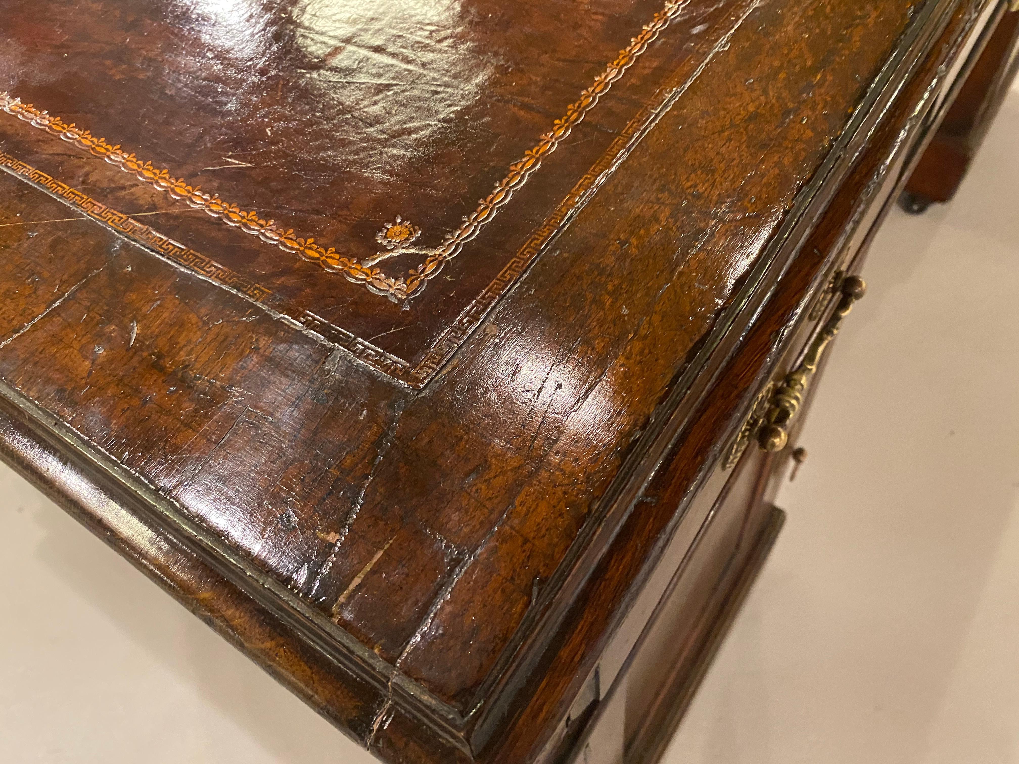 Bureau partenaire en chêne du 19ème siècle, surface d'écriture en cuir, quincaillerie en laiton en vente 6