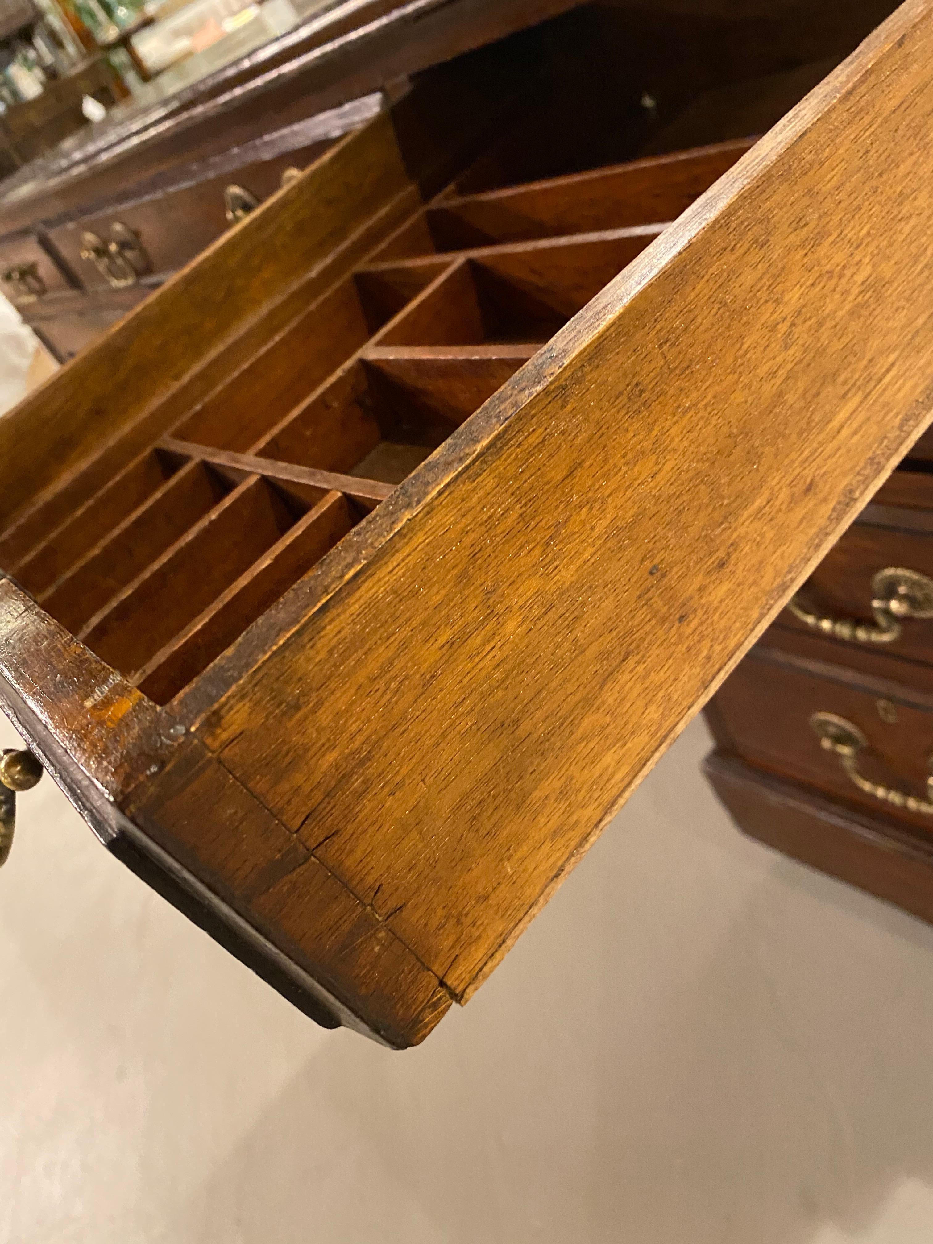 Bureau partenaire en chêne du 19ème siècle, surface d'écriture en cuir, quincaillerie en laiton en vente 8