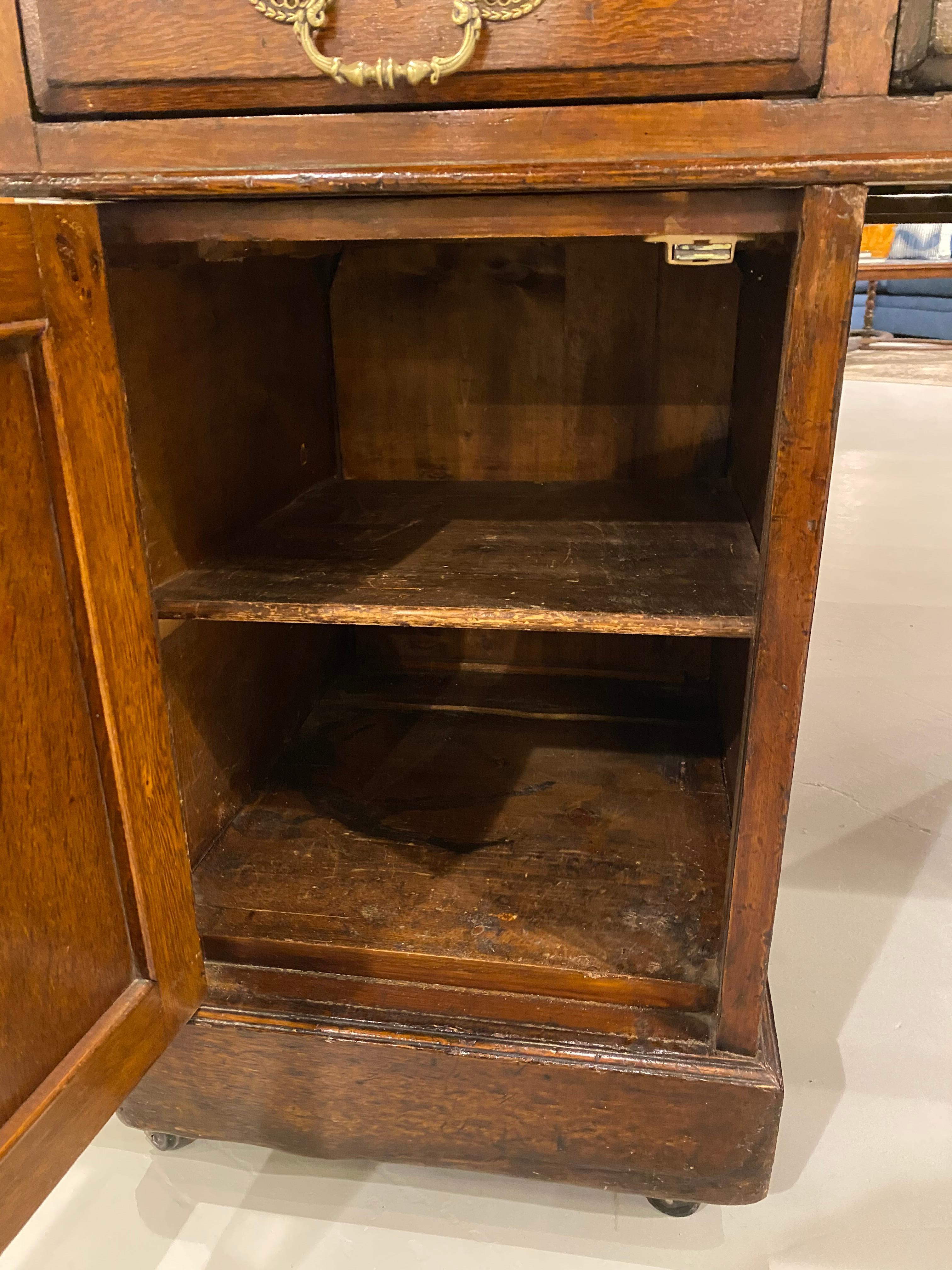 Partner-Schreibtisch aus Eiche des 19. Jahrhunderts, Leder-Schreibfläche, Messingbeschläge im Angebot 2