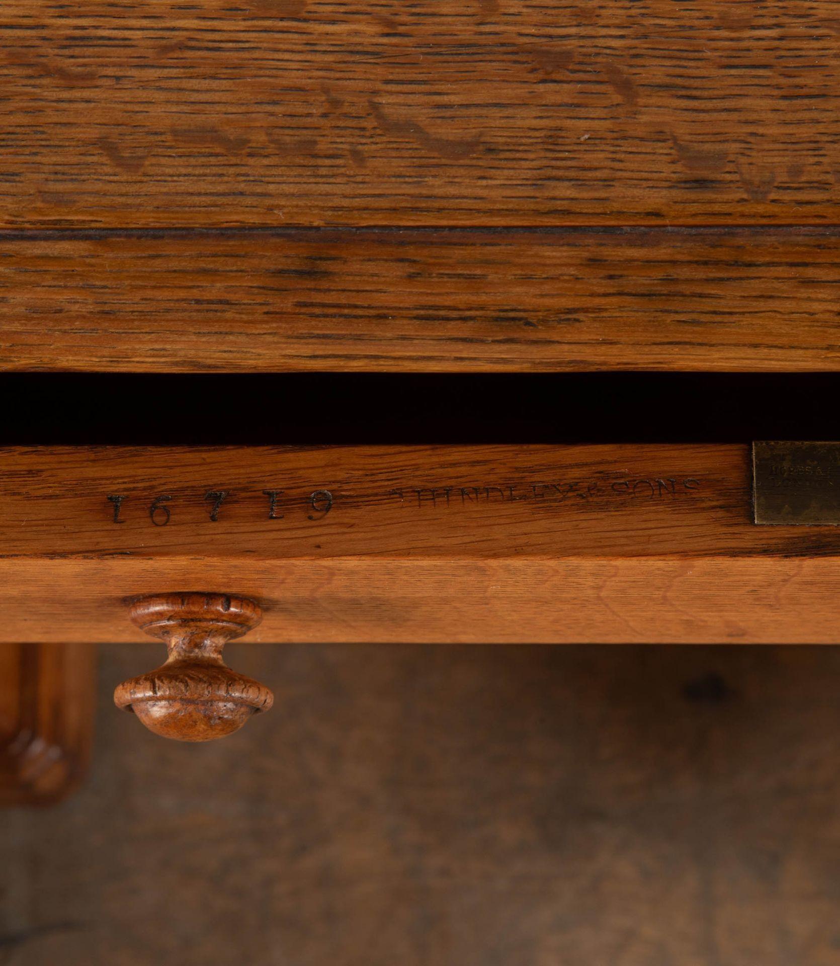 Scrivania a piedistallo in Oak del XIX secolo di Hindley & Sons in vendita 4