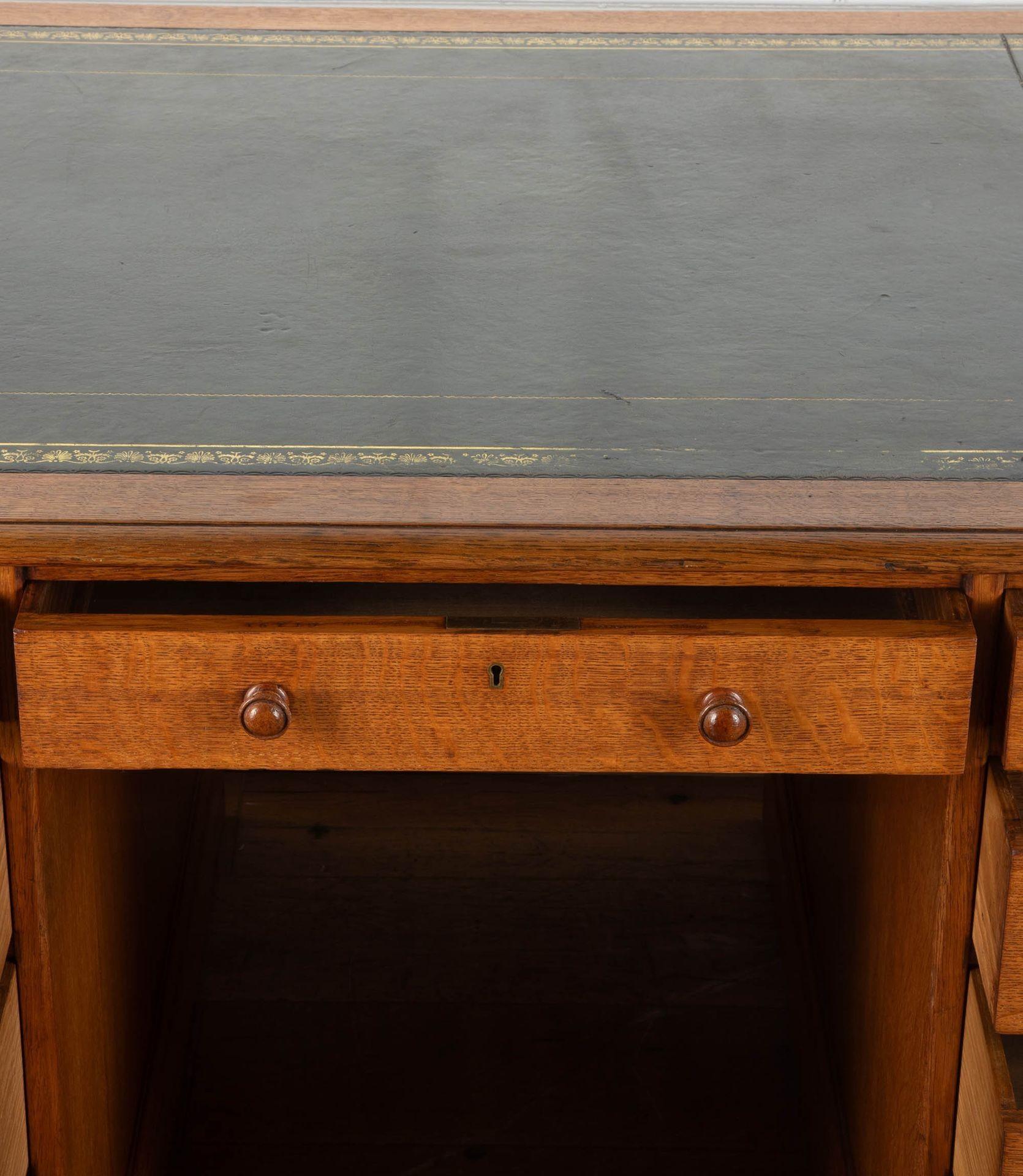 Scrivania a piedistallo in Oak del XIX secolo di Hindley & Sons in vendita 5