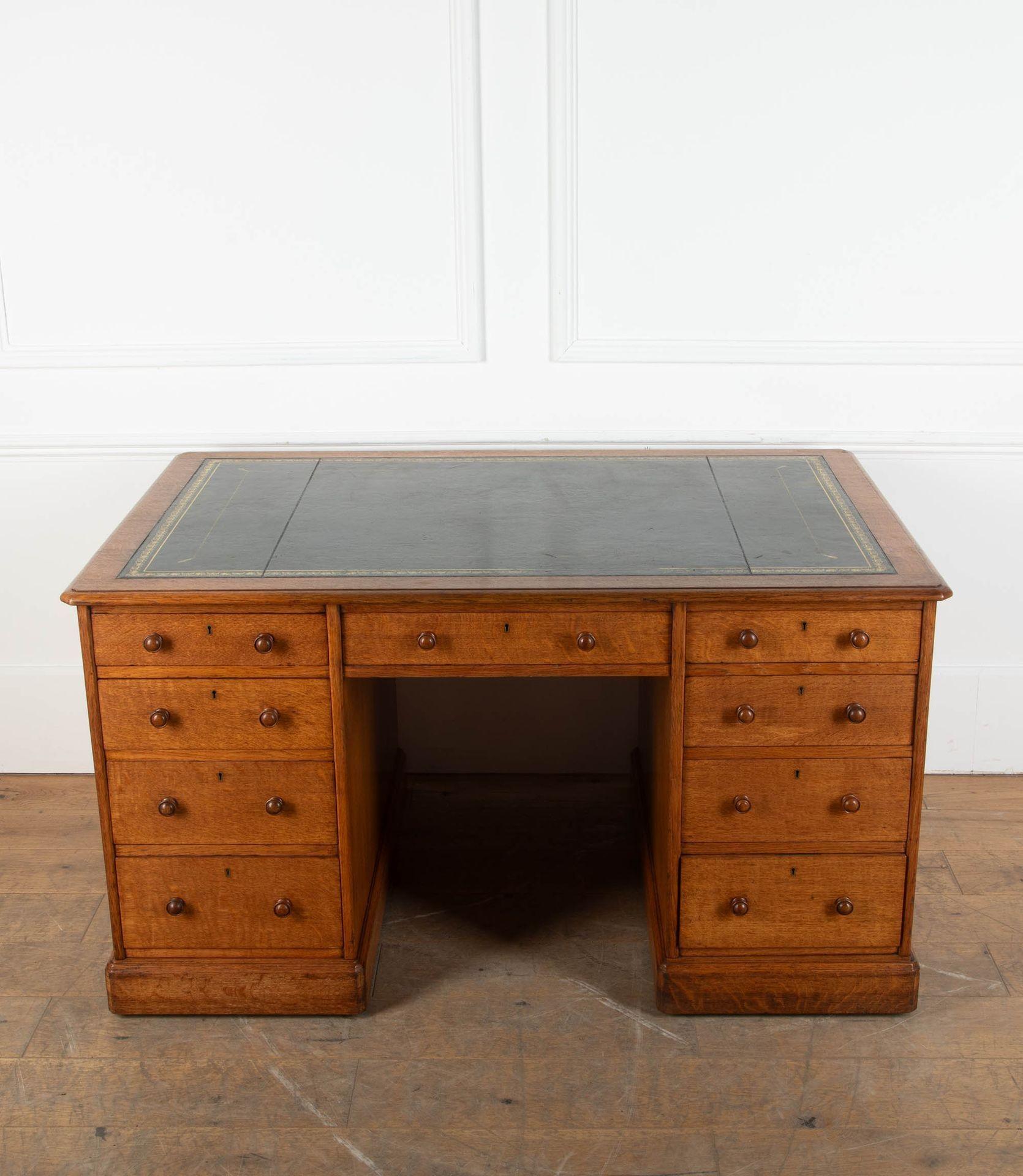 Scrivania con piedistallo in quercia inglese del XIX secolo di Hindley & Sons, Oak St. London.
Questa scrivania di qualità presenta un timbro all'interno del cassetto centrale superiore con maniglie e rotelle originali. Il piano è dotato di una