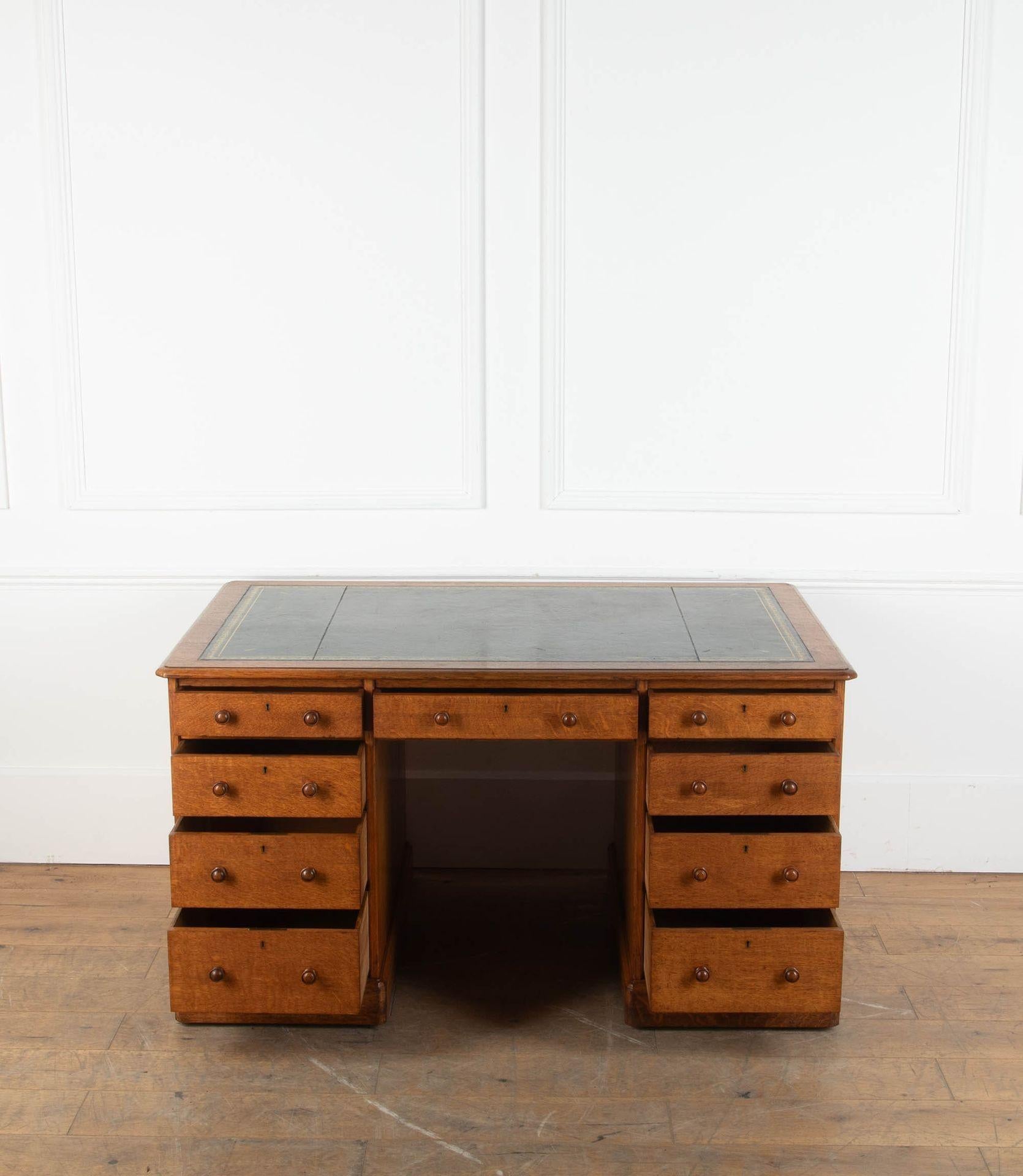 Country Scrivania a piedistallo in Oak del XIX secolo di Hindley & Sons in vendita