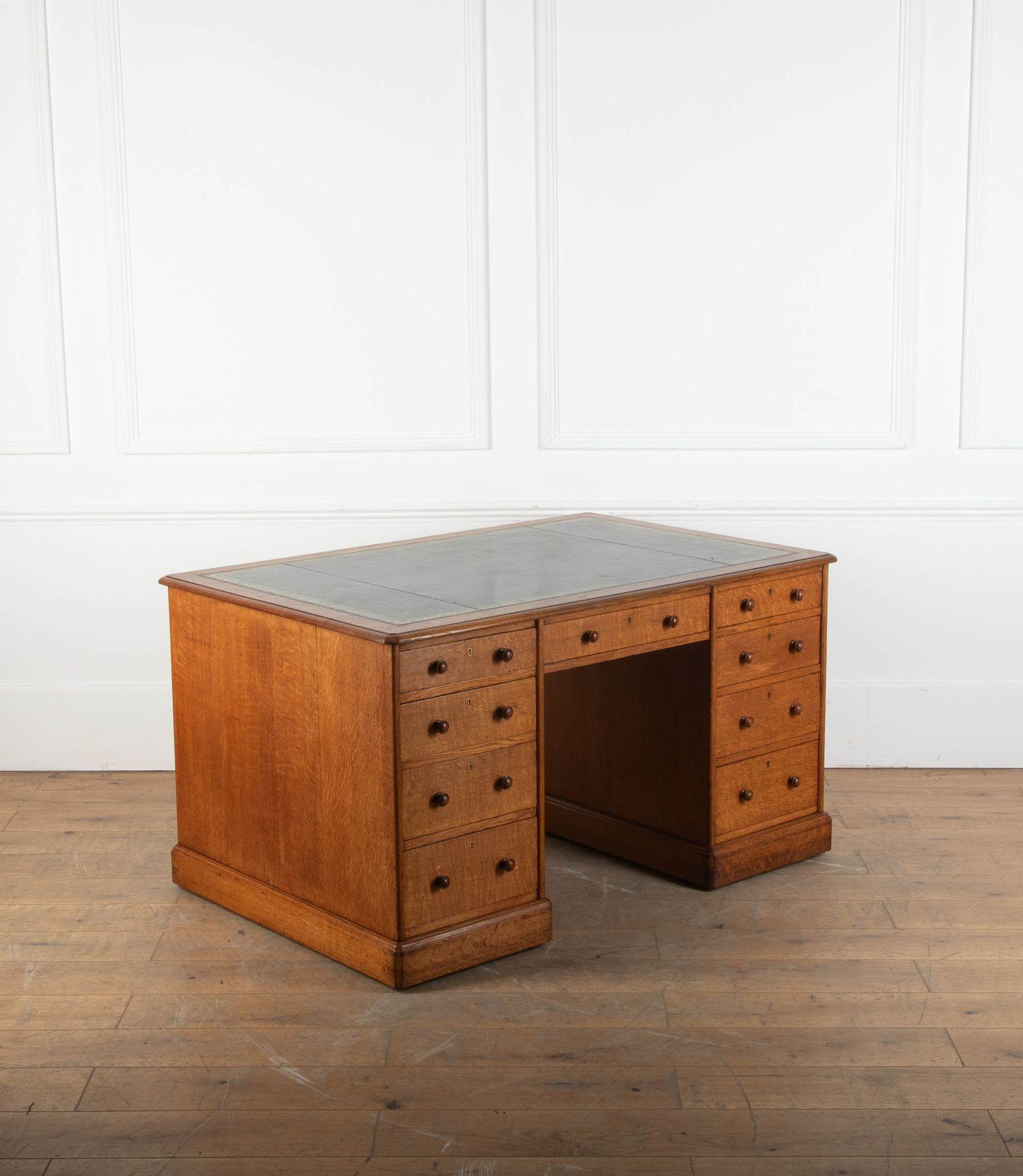 Inglese Scrivania a piedistallo in Oak del XIX secolo di Hindley & Sons in vendita