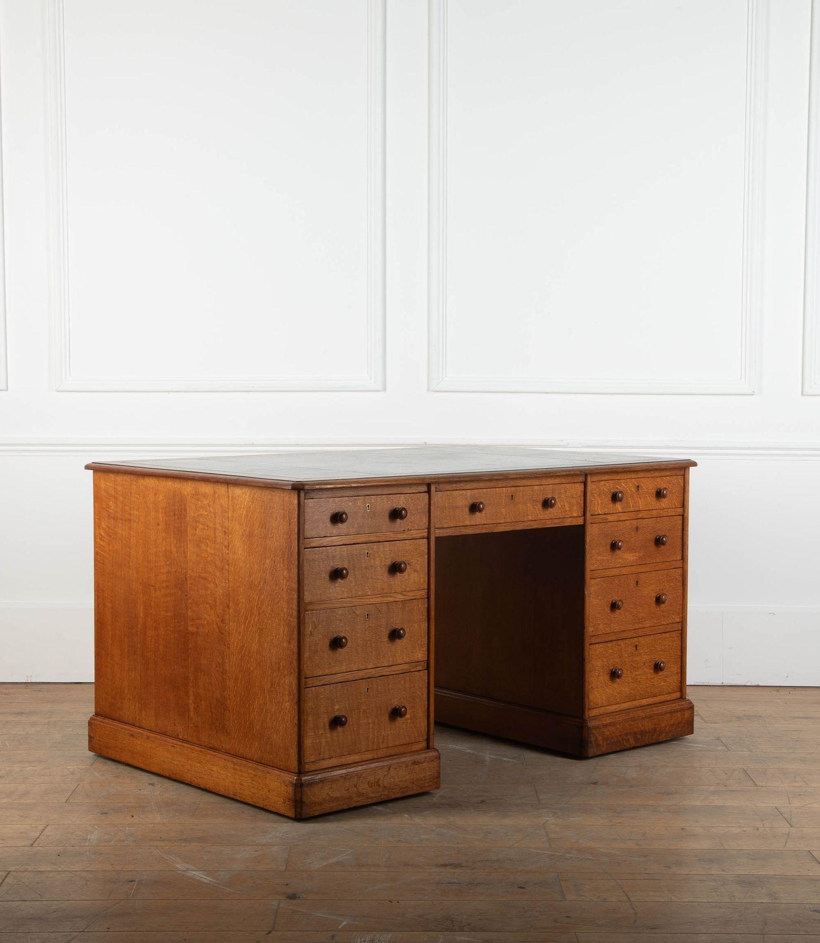 Scrivania a piedistallo in Oak del XIX secolo di Hindley & Sons In condizioni buone in vendita a Gloucestershire, GB