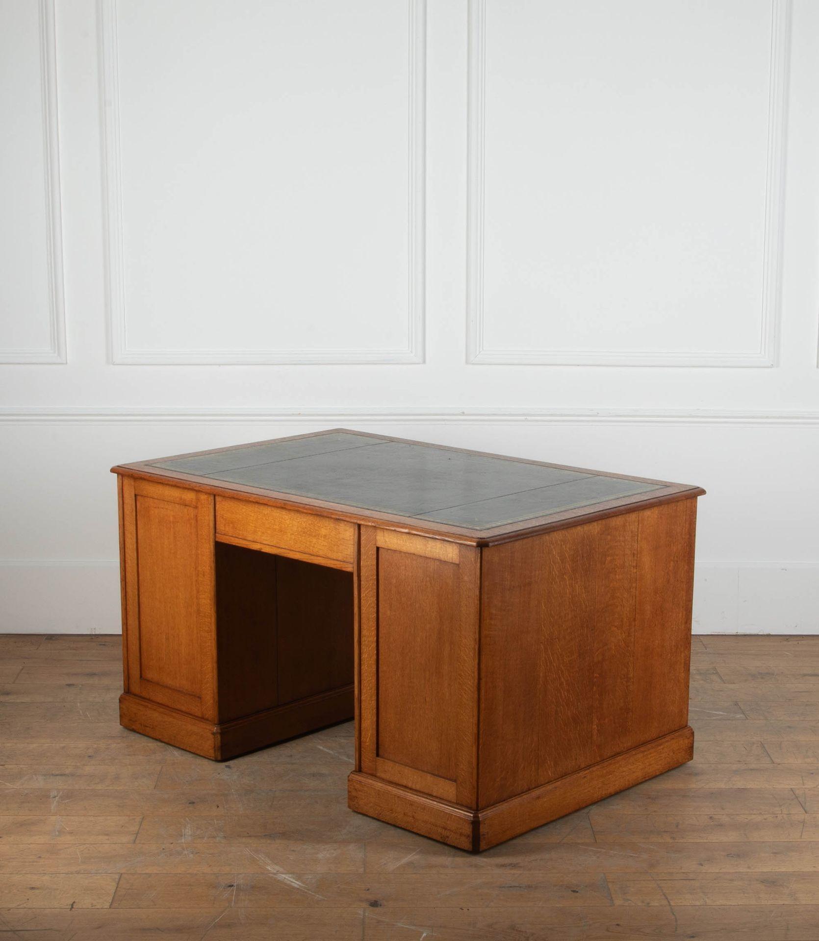 Pelle Scrivania a piedistallo in Oak del XIX secolo di Hindley & Sons in vendita