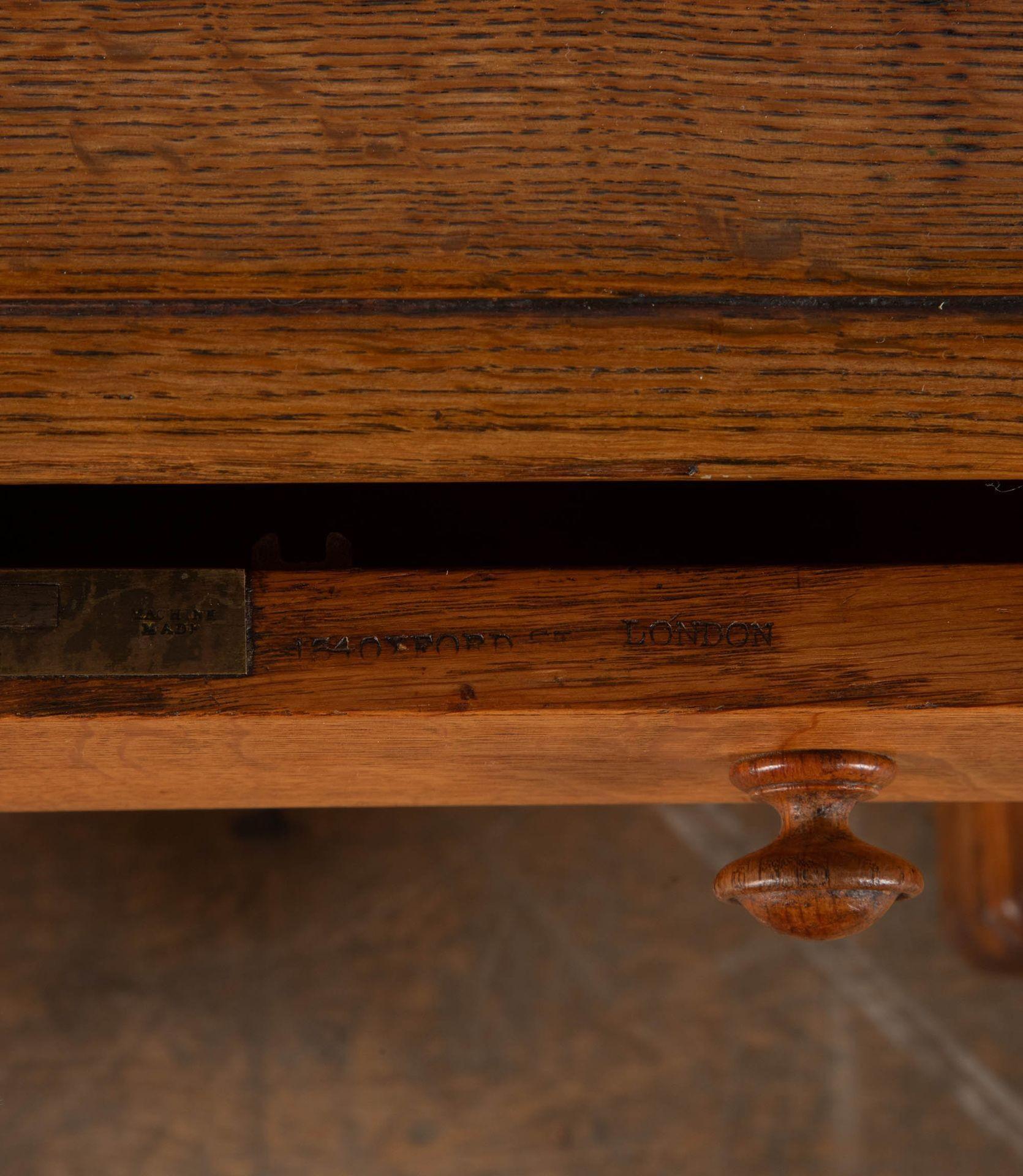 Scrivania a piedistallo in Oak del XIX secolo di Hindley & Sons in vendita 3
