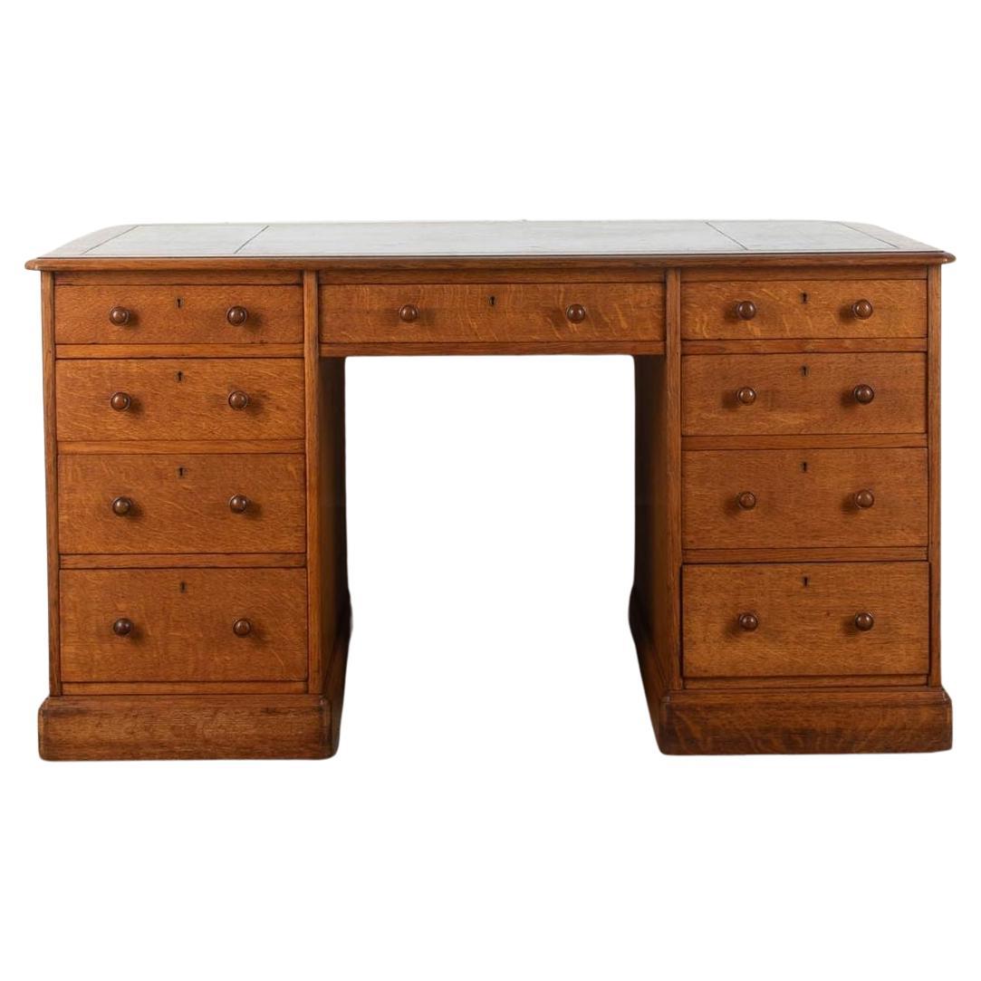 Escritorio con pedestal de roble del siglo XIX de Hindley & Sons