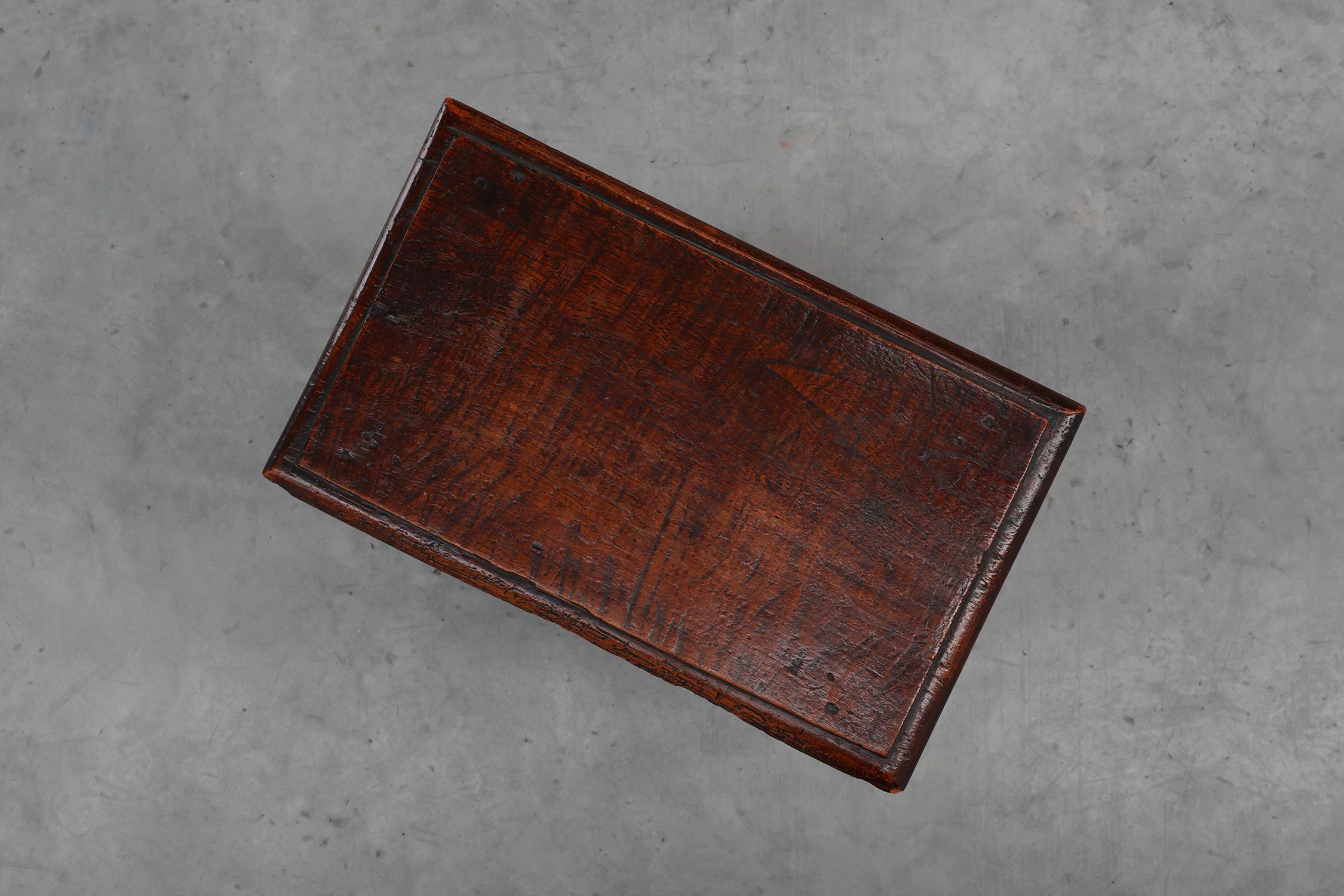 Rechteckiger Hocker oder Tisch aus Eiche des 19. Jahrhunderts mit gedrechselten Beinen, Frankreich ca. 1 im Angebot 4