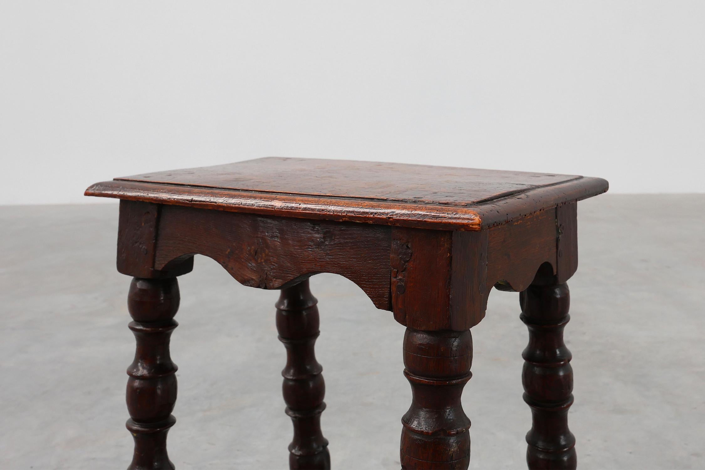 Rechteckiger Hocker oder Tisch aus Eiche des 19. Jahrhunderts mit gedrechselten Beinen, Frankreich ca. 1 (Französische Provence) im Angebot