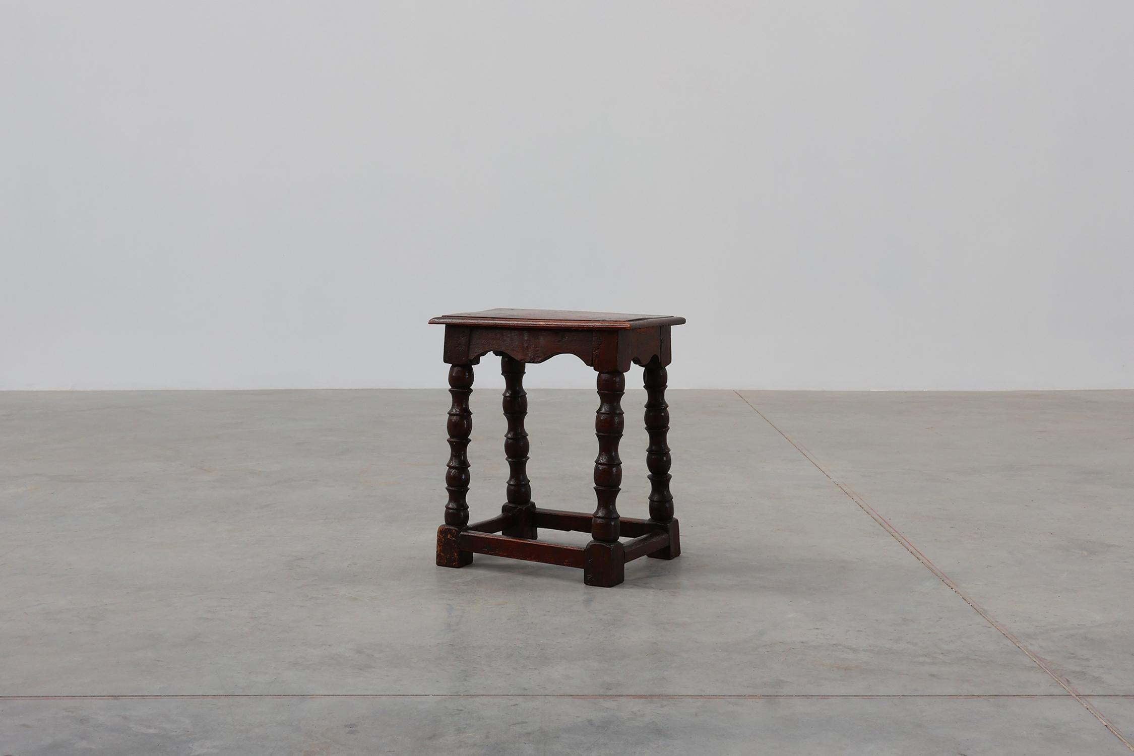 Rechteckiger Hocker oder Tisch aus Eiche des 19. Jahrhunderts mit gedrechselten Beinen, Frankreich ca. 1 (Handgeschnitzt) im Angebot