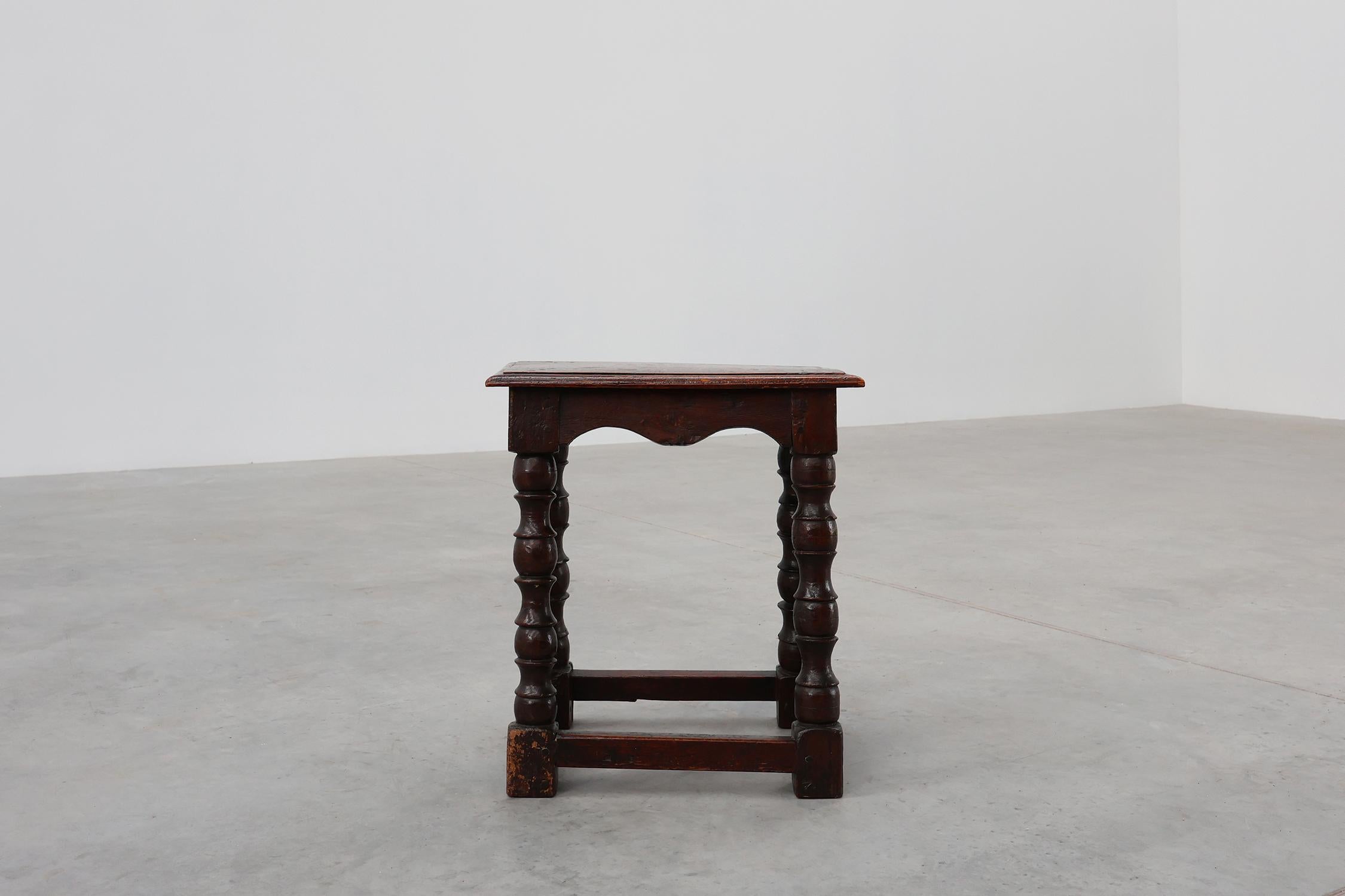 Rechteckiger Hocker oder Tisch aus Eiche des 19. Jahrhunderts mit gedrechselten Beinen, Frankreich ca. 1 im Angebot 1