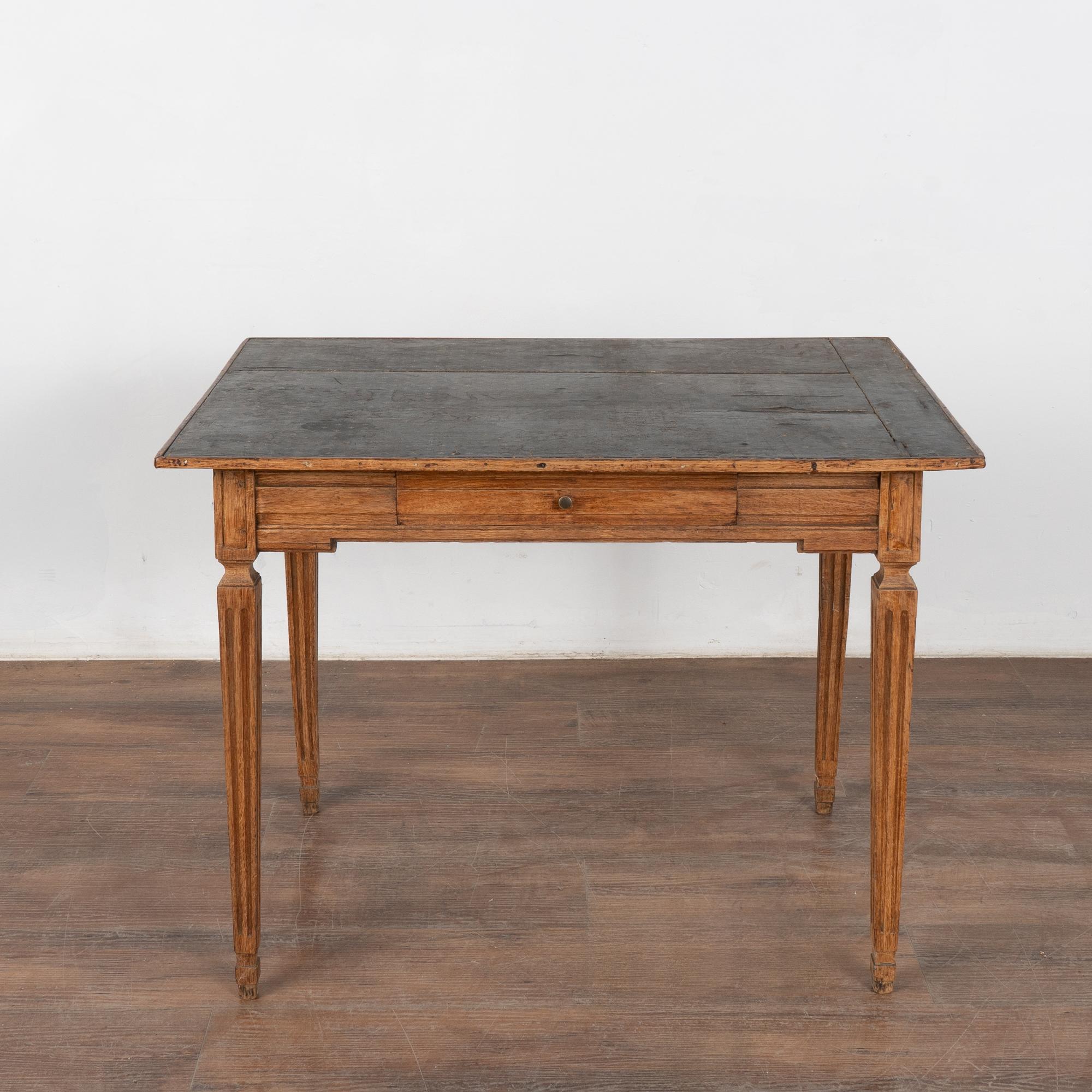 Suédois Table d'appoint en chêne du 19ème siècle avec tiroir, Suède en vente