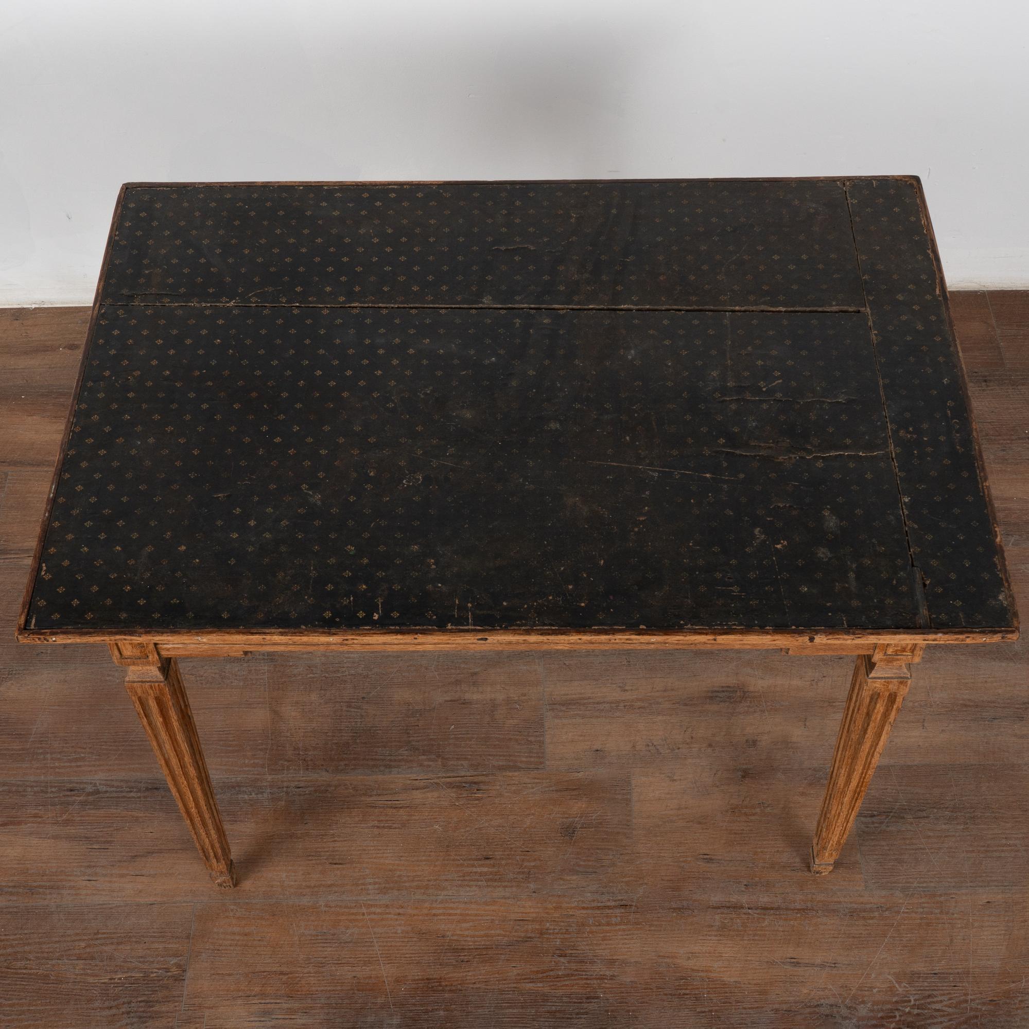 Table d'appoint en chêne du 19ème siècle avec tiroir, Suède État moyen - En vente à Round Top, TX