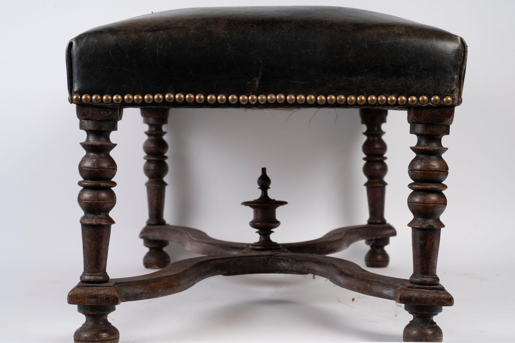 Pelle Sgabello in Oak del XIX secolo, rivestimento in pelle, periodo Napoleone III. in vendita