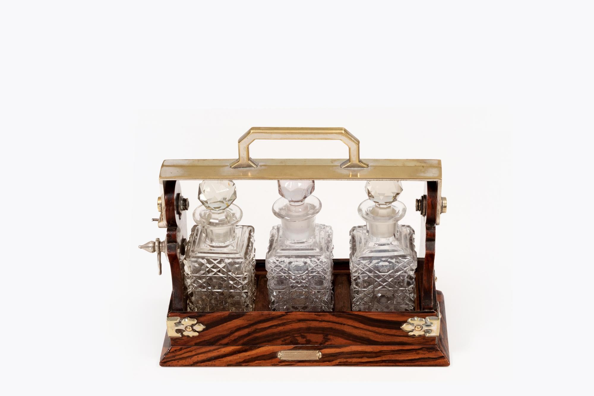Ensemble de trois carafes à whisky en verre taillé du 19e siècle, présentées dans un tantale en chêne d'origine estampillé Mappin & Webb. Traditionnellement conçu avec une serrure et une clé distinctives, le but est de montrer le contenu tout en