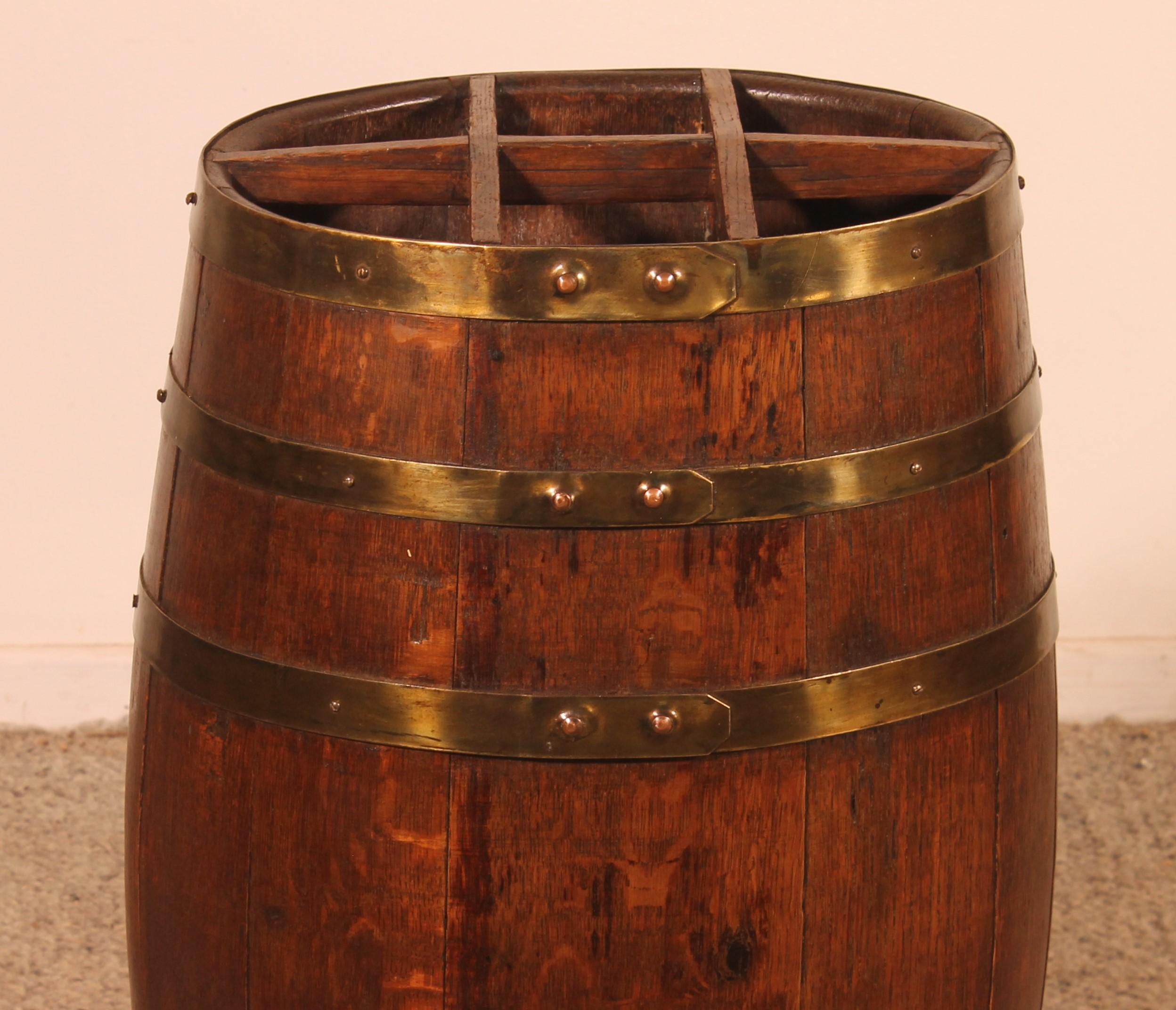 charmant porte-parapluie ou canne en forme de tonneau

Très bel objet avec des arceaux en laiton qui lui donnent beaucoup de charme

très belle patine et en parfait état
meuble inhabituel