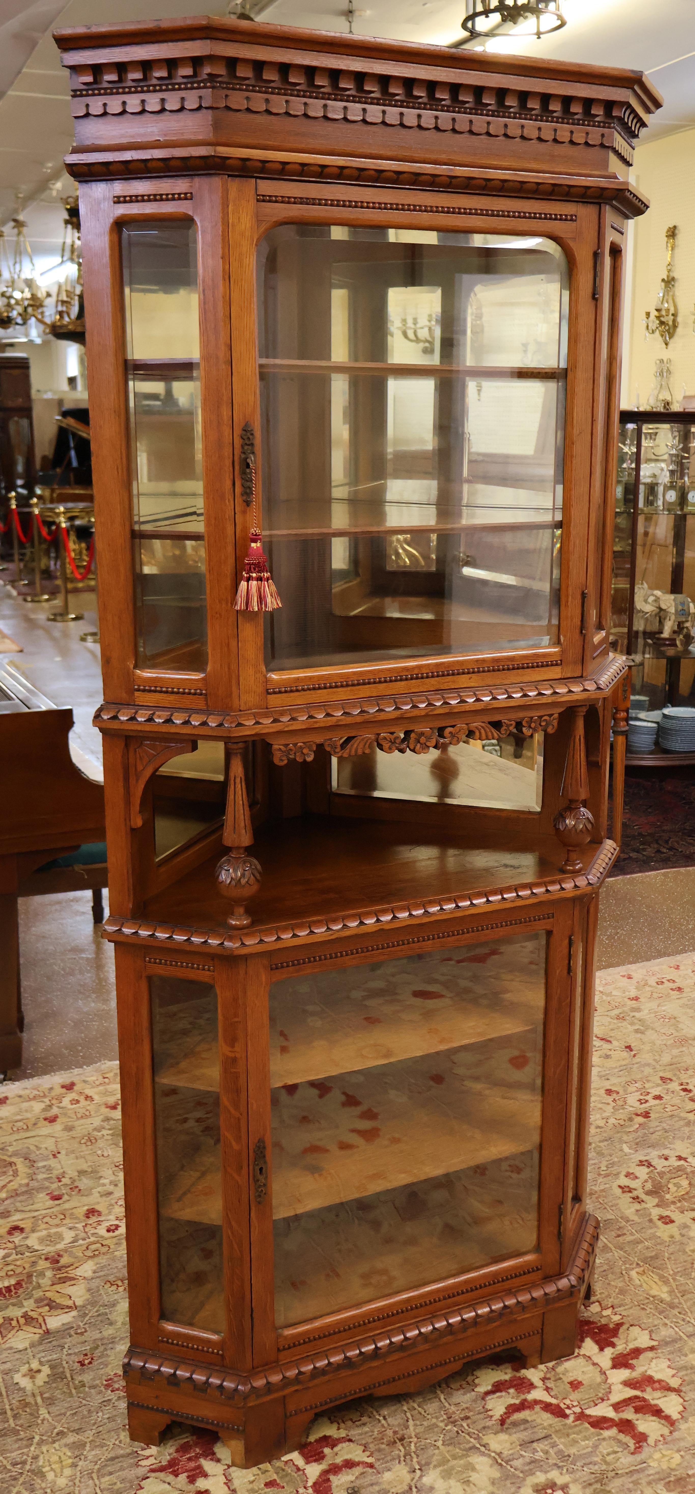 Vittoriano Armadio d'angolo vittoriano in Oak del XIX secolo Armadio d'angolo CIRCA 1880 in vendita
