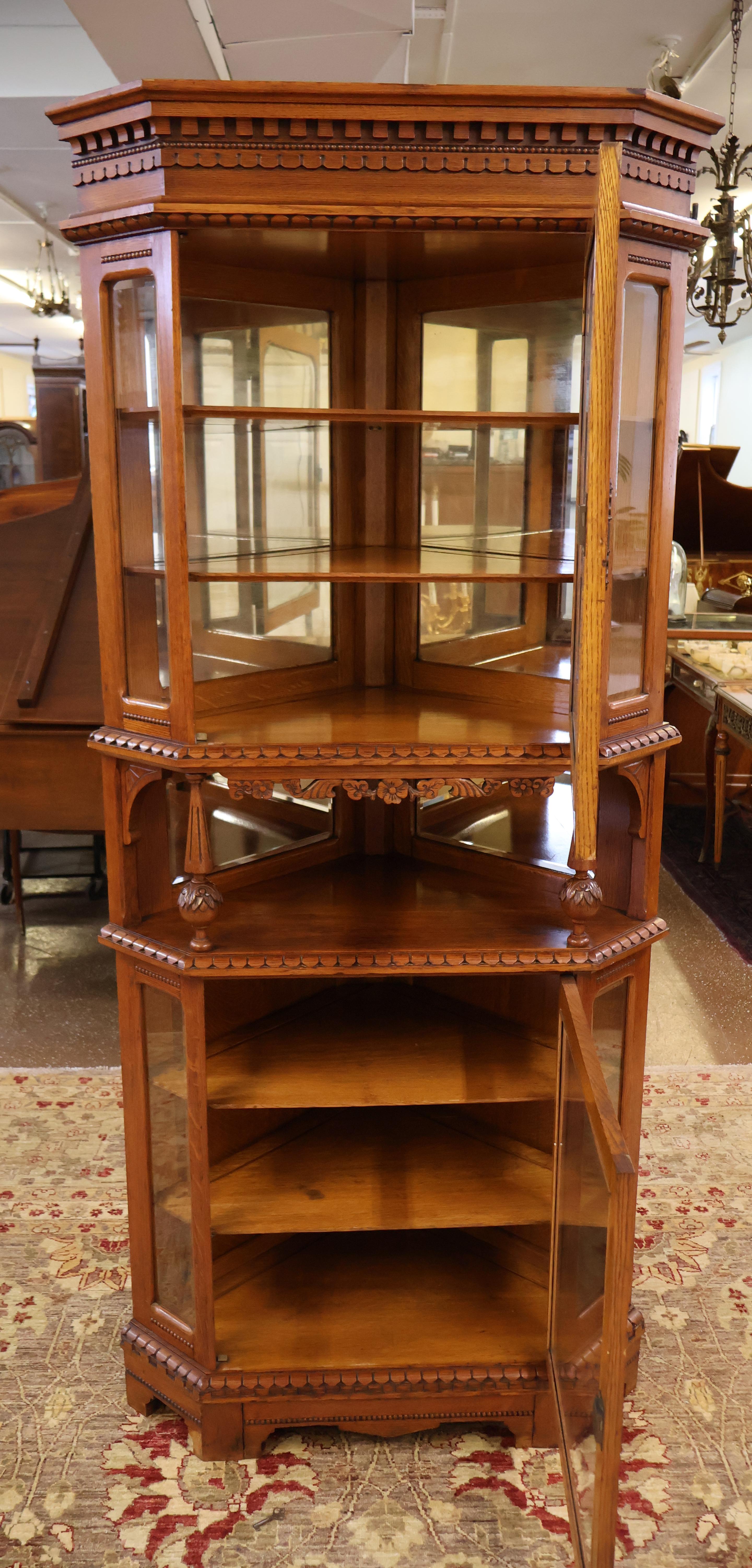Armadio d'angolo vittoriano in Oak del XIX secolo Armadio d'angolo CIRCA 1880 In condizioni buone in vendita a Long Branch, NJ