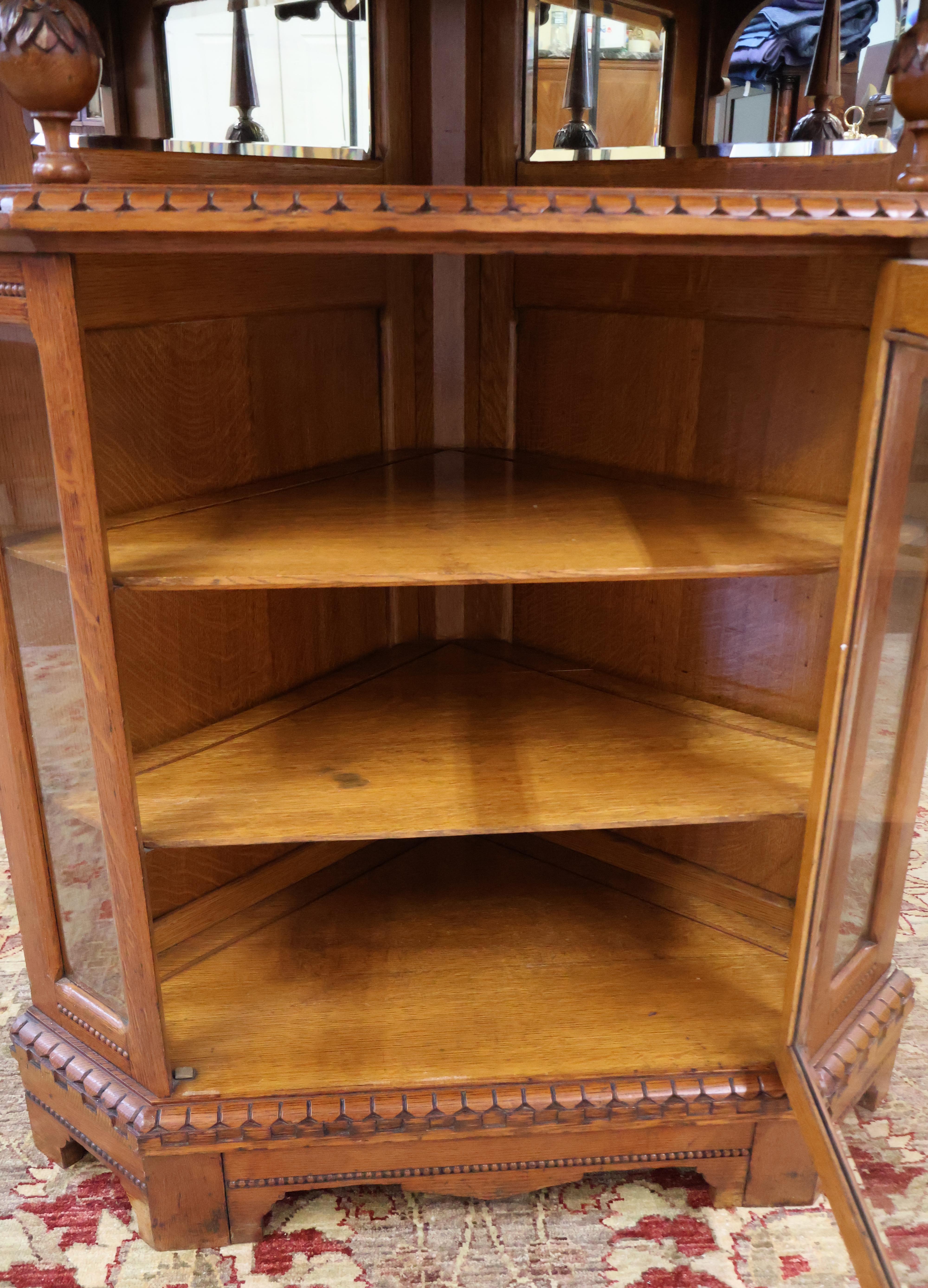 Armadio d'angolo vittoriano in Oak del XIX secolo Armadio d'angolo CIRCA 1880 in vendita 1