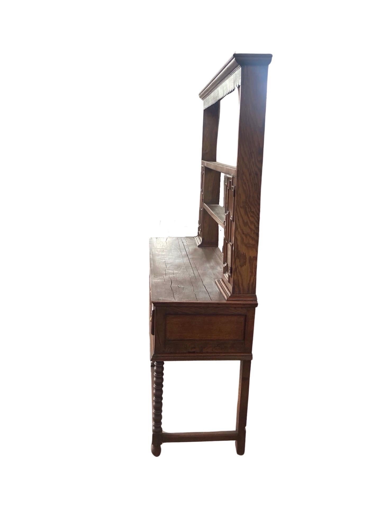 Cassettone gallese realizzato a mano nel Regno Unito alla fine del 1800 utilizzando il legno di quercia. Il comò è realizzato secondo i canoni dello stile giacobino, con bellissime forme geometriche ottenute con modanature sui frontali delle ante e