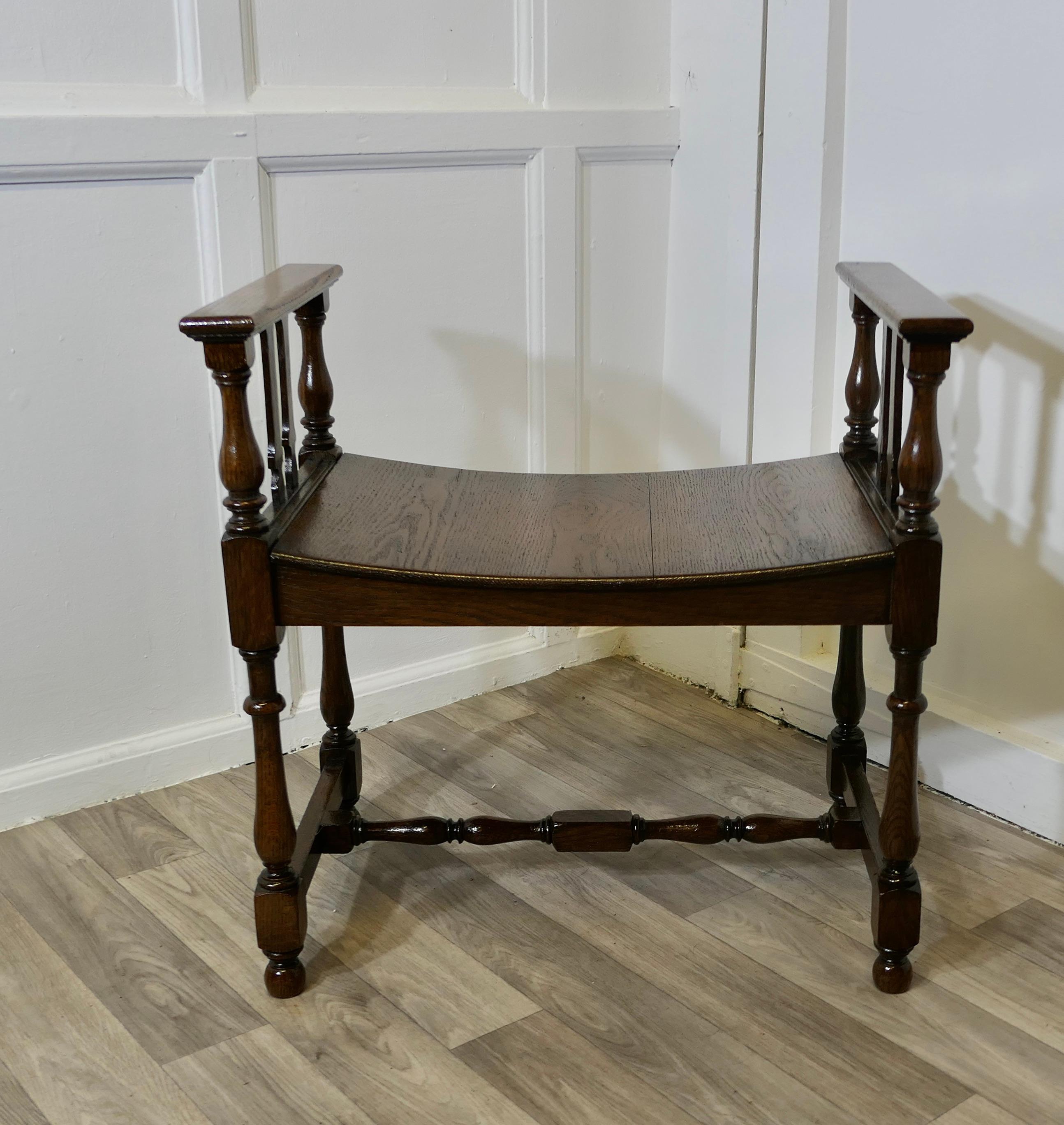 Sedile da finestra o panca da ingresso in Oak del XIX secolo

Si tratta di un bel mobile onesto in Oak, con una seduta curva in legno massiccio di Oak, braccioli alti e gambe e barelle in tinta.
Si tratta di un pezzo robusto in buone condizioni e di