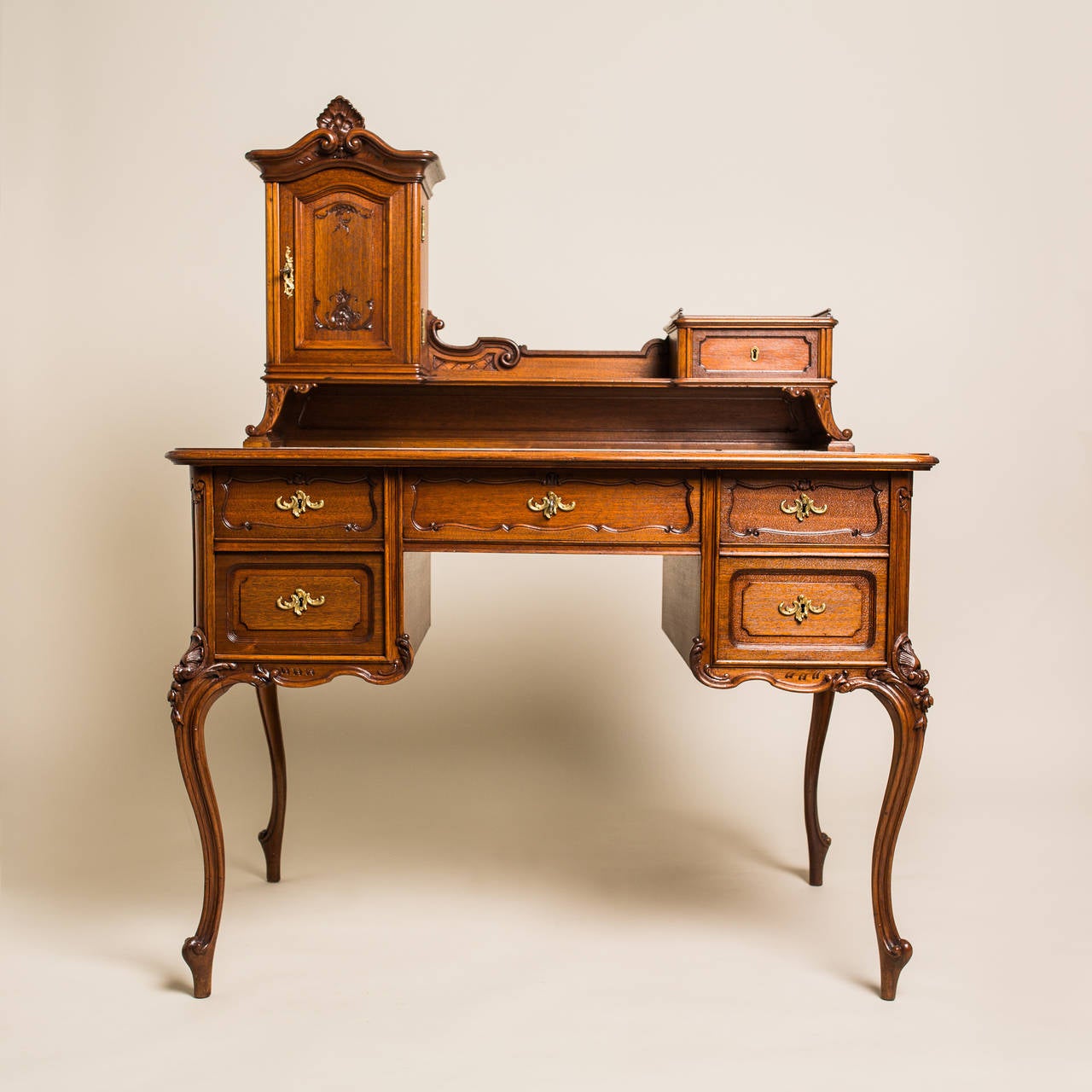 Amazing late 19th century oakwood writing desk Baroque Revival, Austria, circa 1880. This also so-called “Pfeiferl” Baroque writing desk was constructed from spruce wood and veneered with beautiful oak veneer, sealed with a hand polished shellac