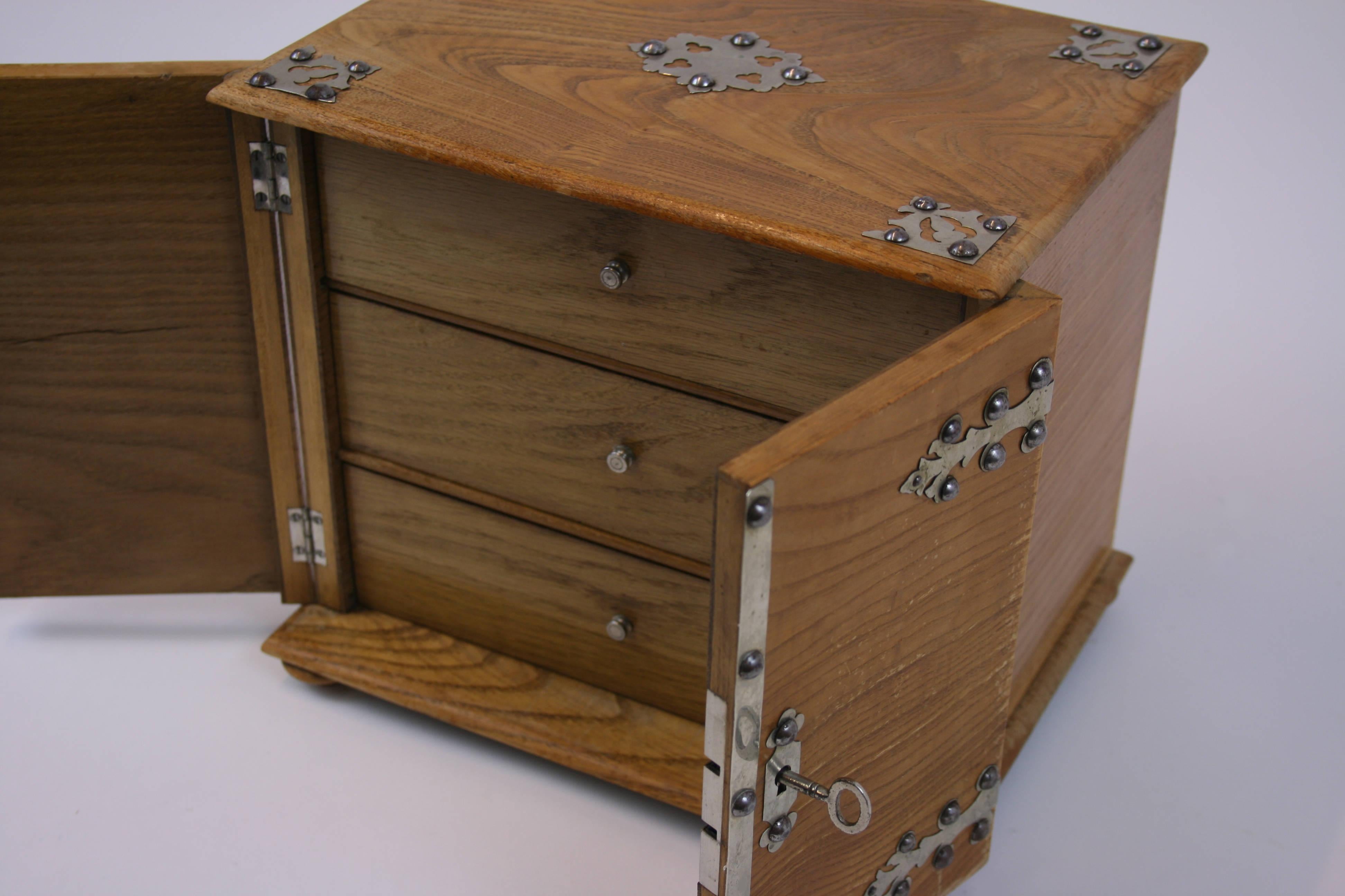 19th Century Oakwood Casket In Good Condition For Sale In Vienna, AT